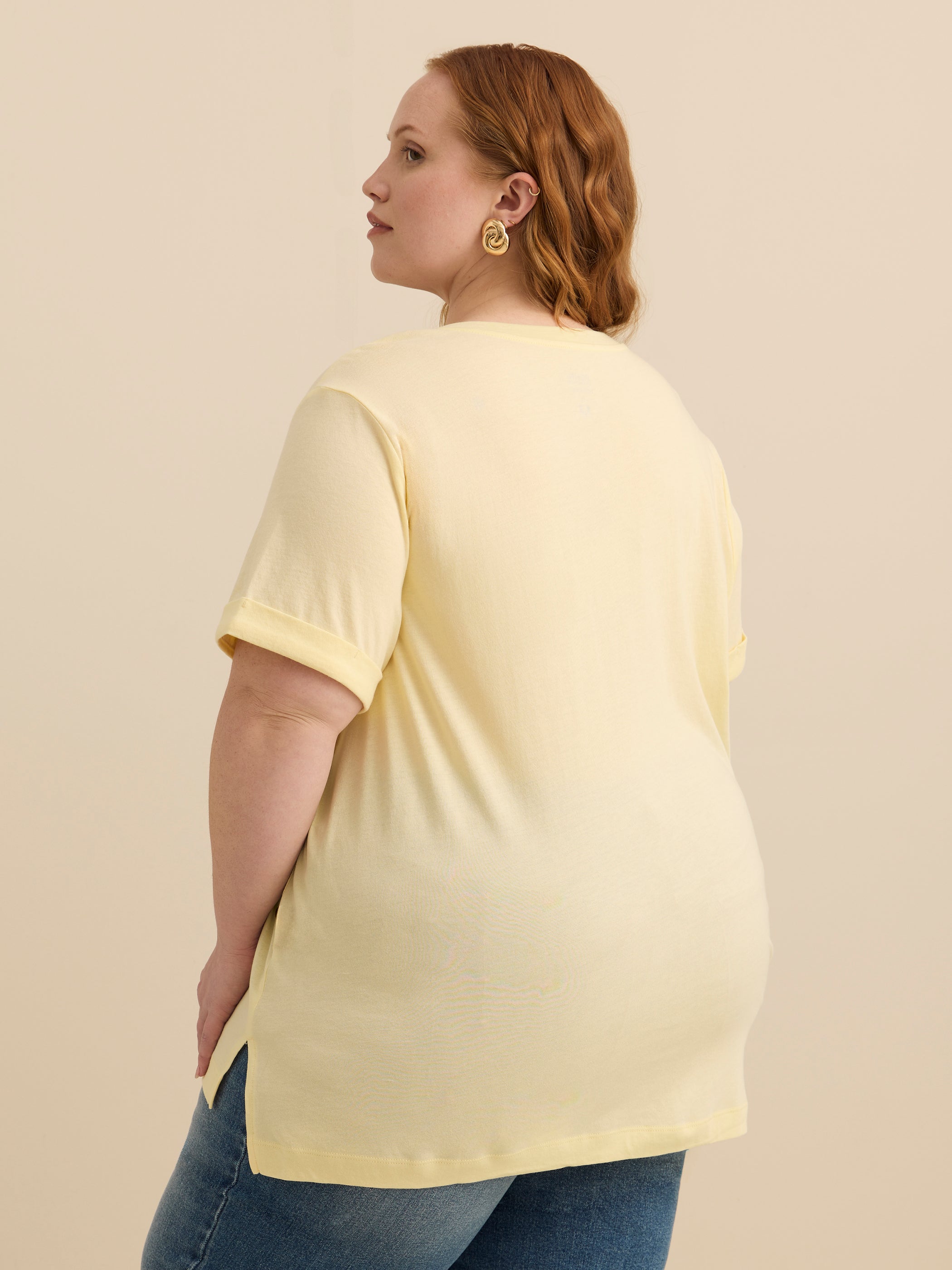 Tissu responsable, t-shirt coupe boyfriend avec encolure en V et fentes