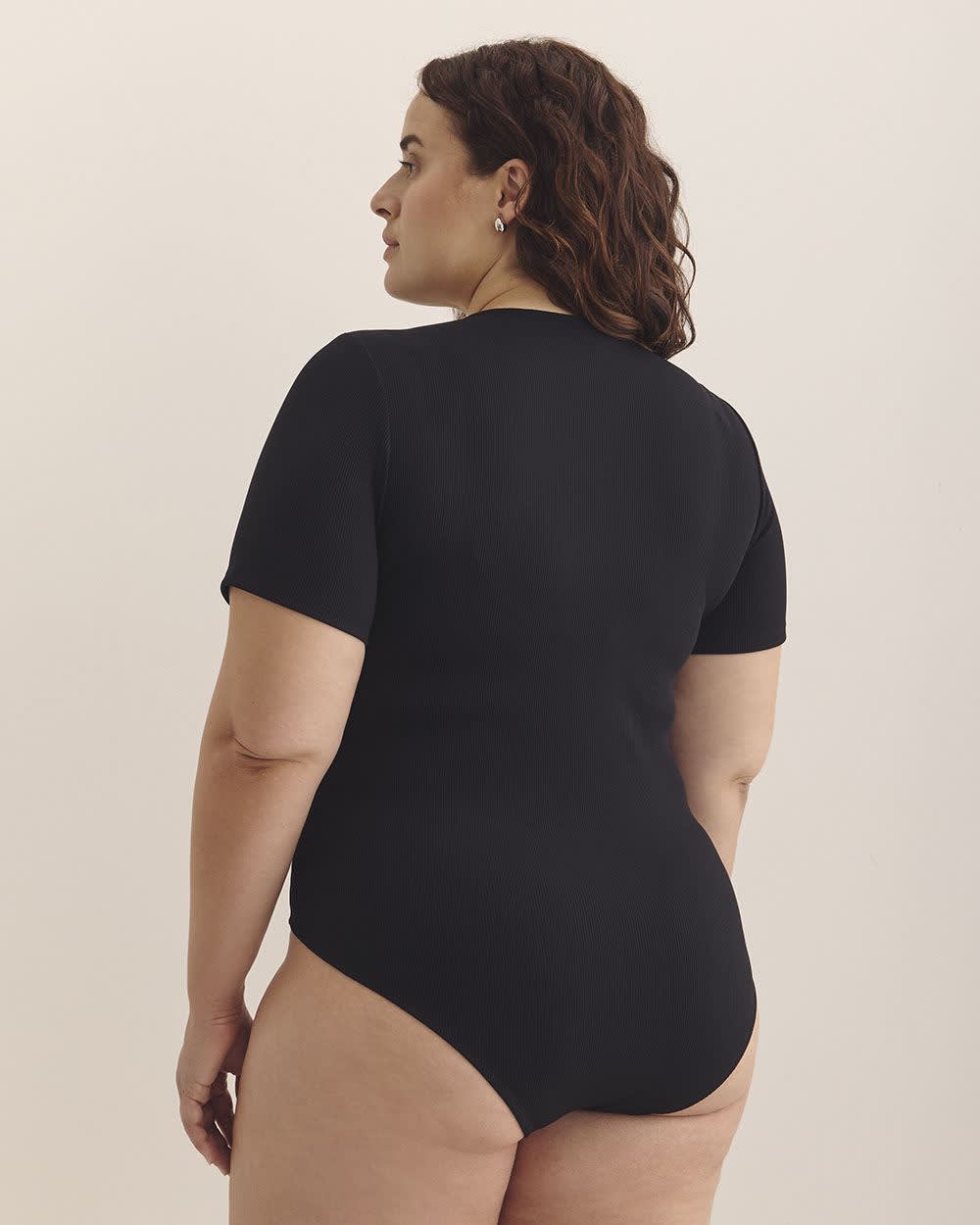 Justaucorps à  col rond et à  manches courtes