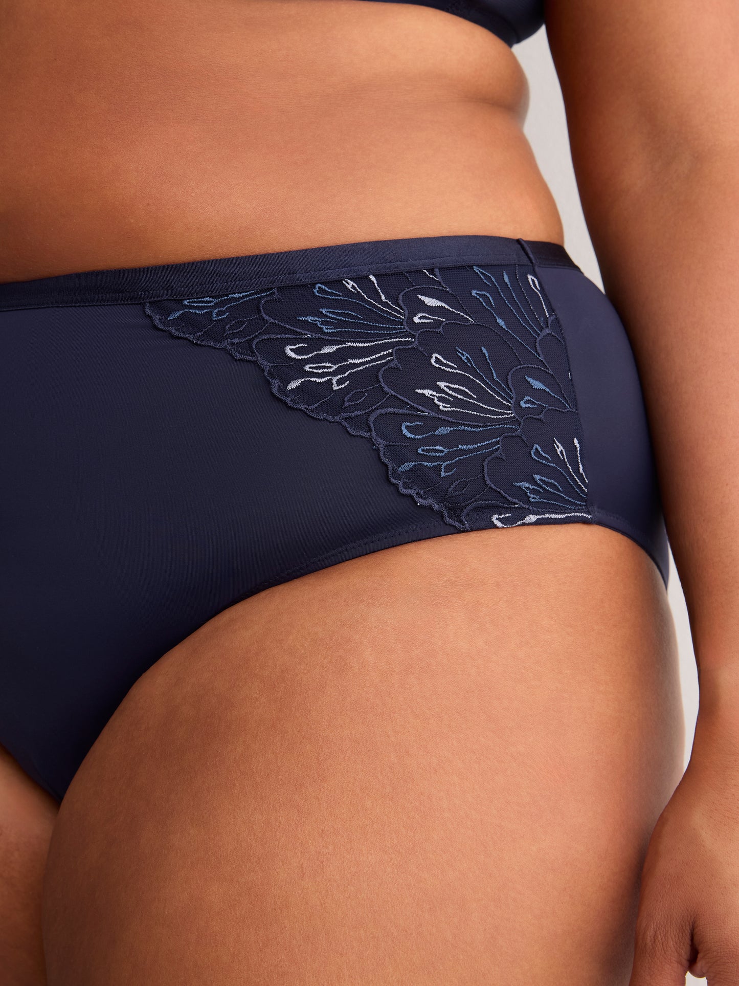 High-Cut Microfibre Brief with Side Embroidery - Déesse