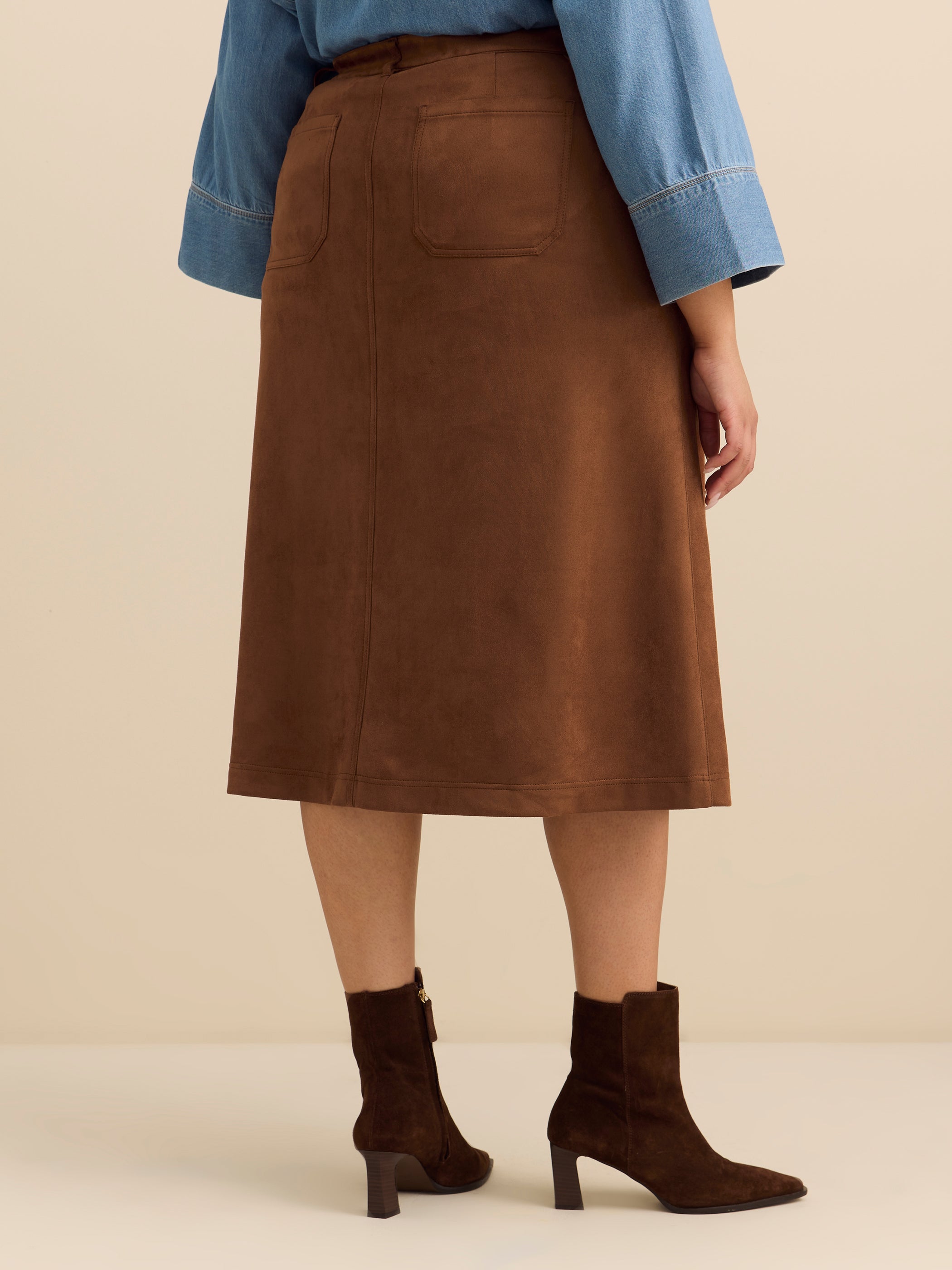 Jupe boutonnée mi-longue en faux suède marron