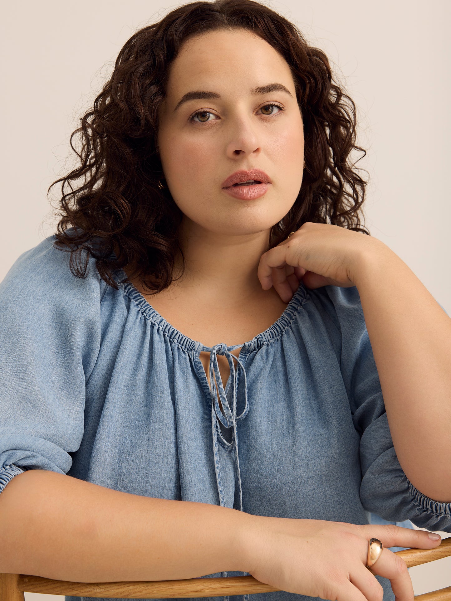 Blouse à encolure dégagée et légèrement évasée en Tencel avec fronces