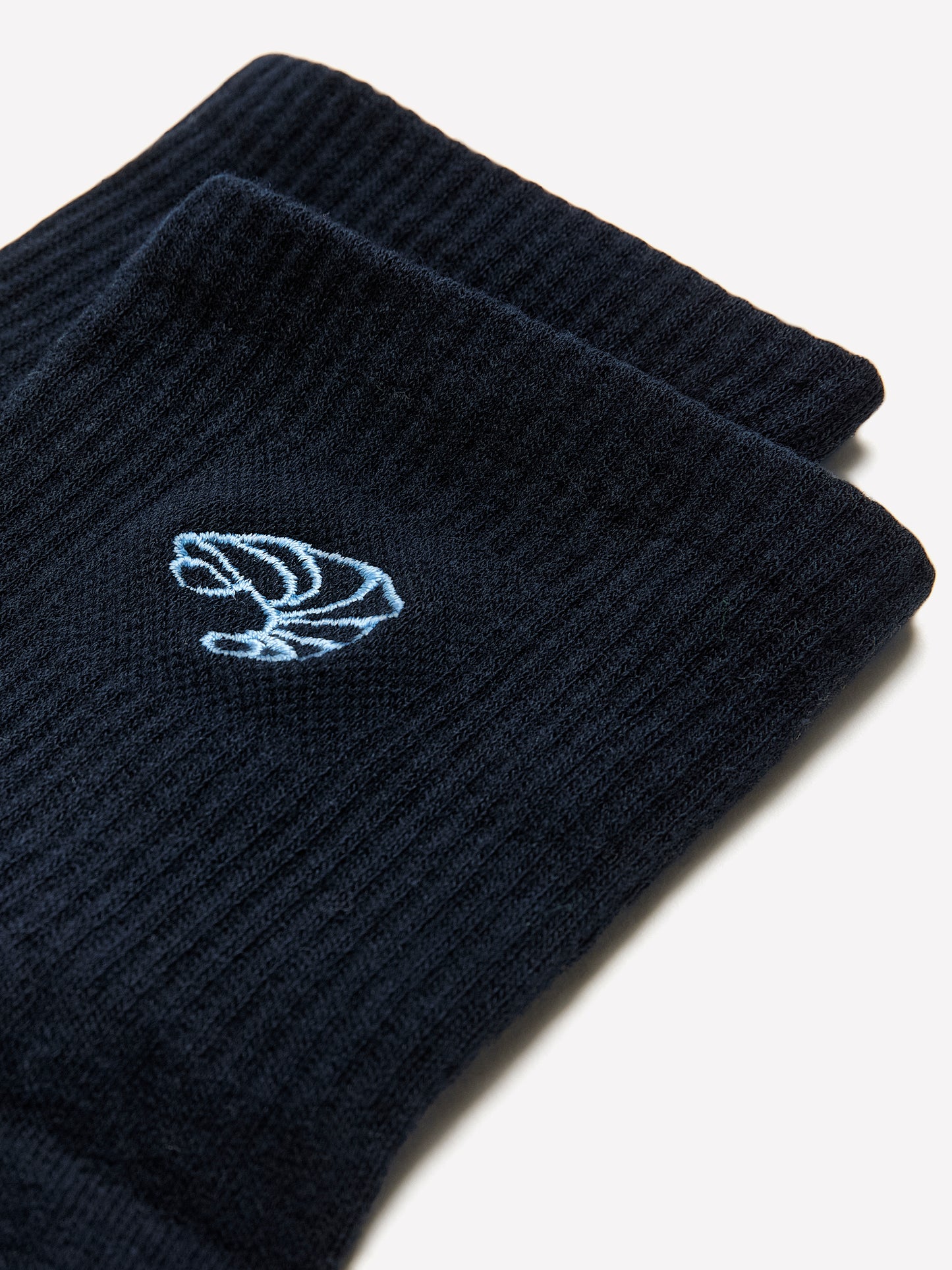 Chaussettes courtes bleues avec broderie de croissant