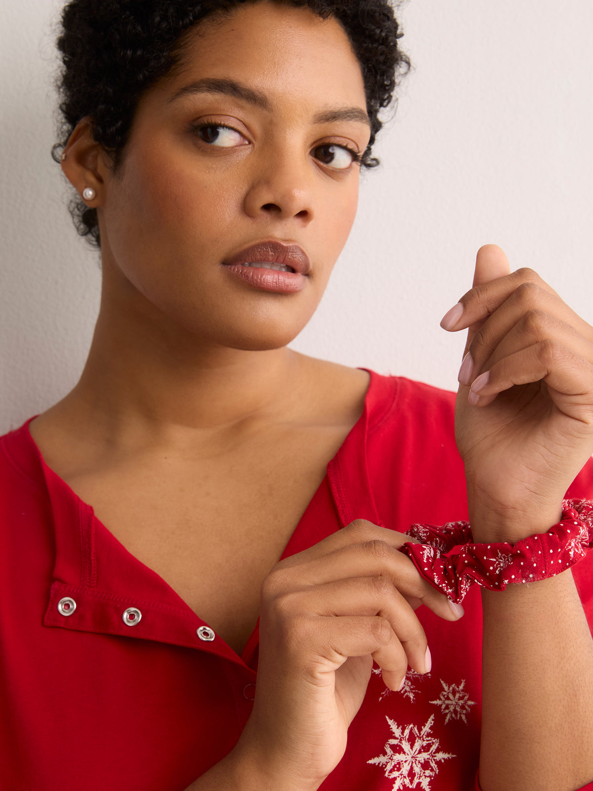 Red Snowflake Henley Tee and Straight Pant Pyjama Set - tiVOGLIO