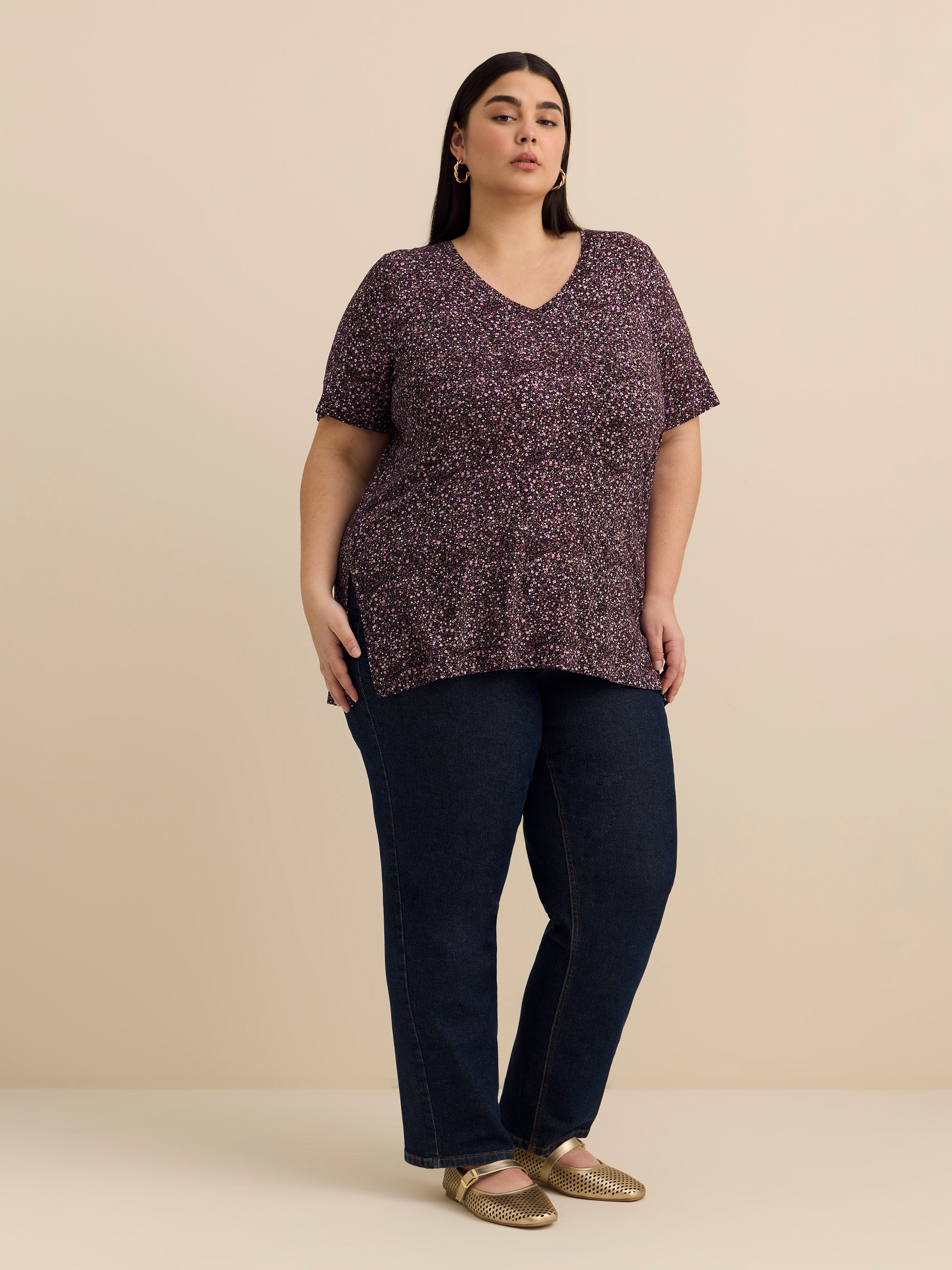 Tunique à manches courtes avec encolure en V et fentes latérales