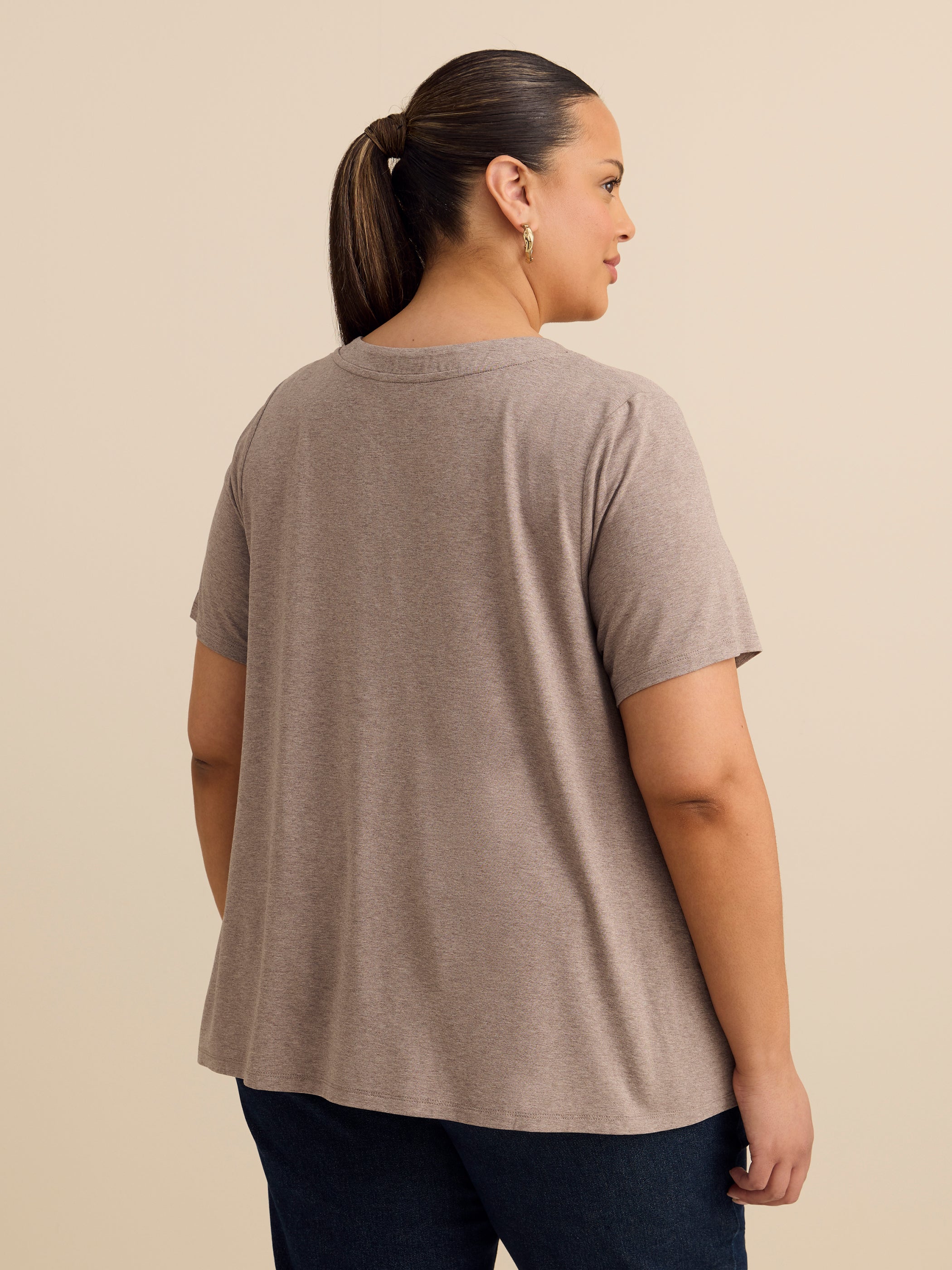 Haut évasé à manches courtes et encolure en V