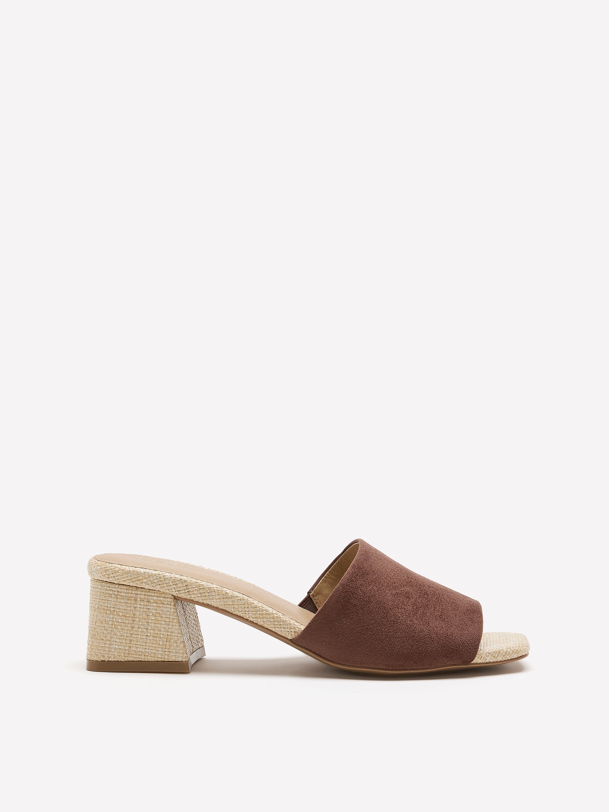 Sandale à une bride en faux suède avec talon bloc, pied très large