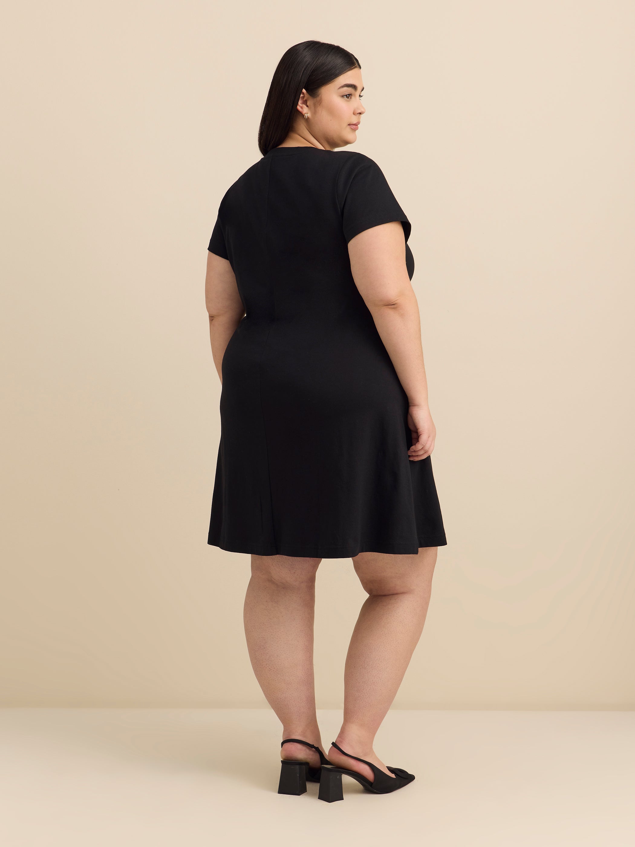 Robe à manches courtes à col dégagé avec noeud à la taille, tissu responsable