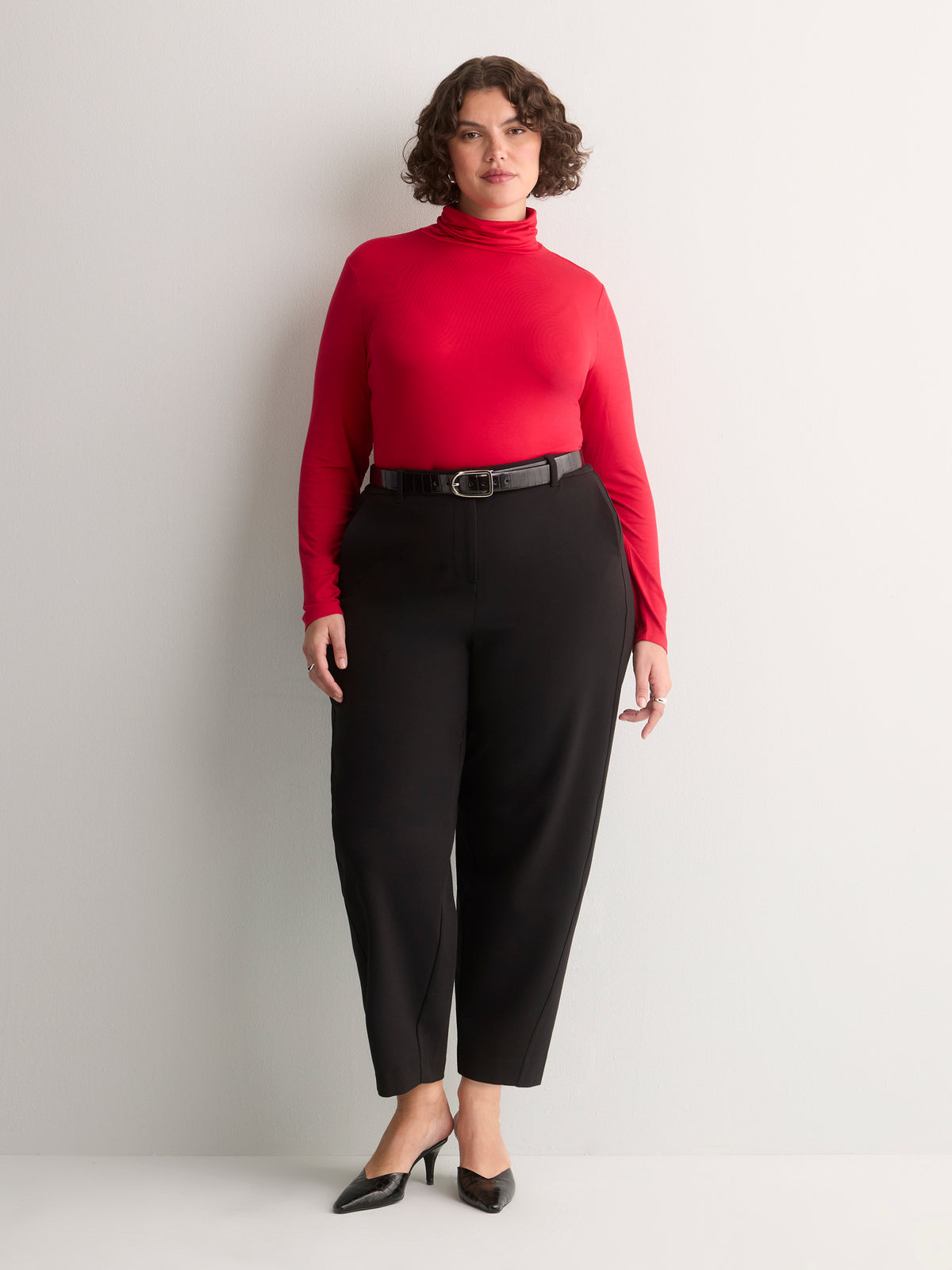 Haut moderne rouge à col roulé et manches longues, tissu responsable