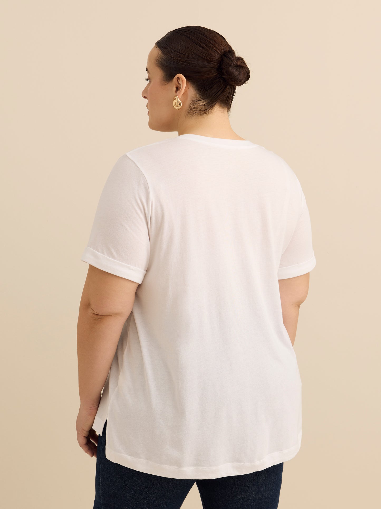 T-shirt avec col en V, coupe boyfriend, tissu responsable