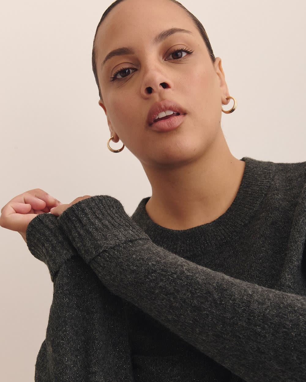 Pull à col rond et mailles métalliques