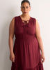 Robe longue rouge texturée sans manches à col en V et jupe à volant - Addition Elle