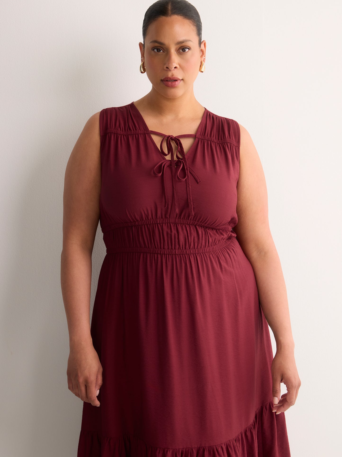 Robe longue rouge texturée sans manches à col en V et jupe à volant - Addition Elle