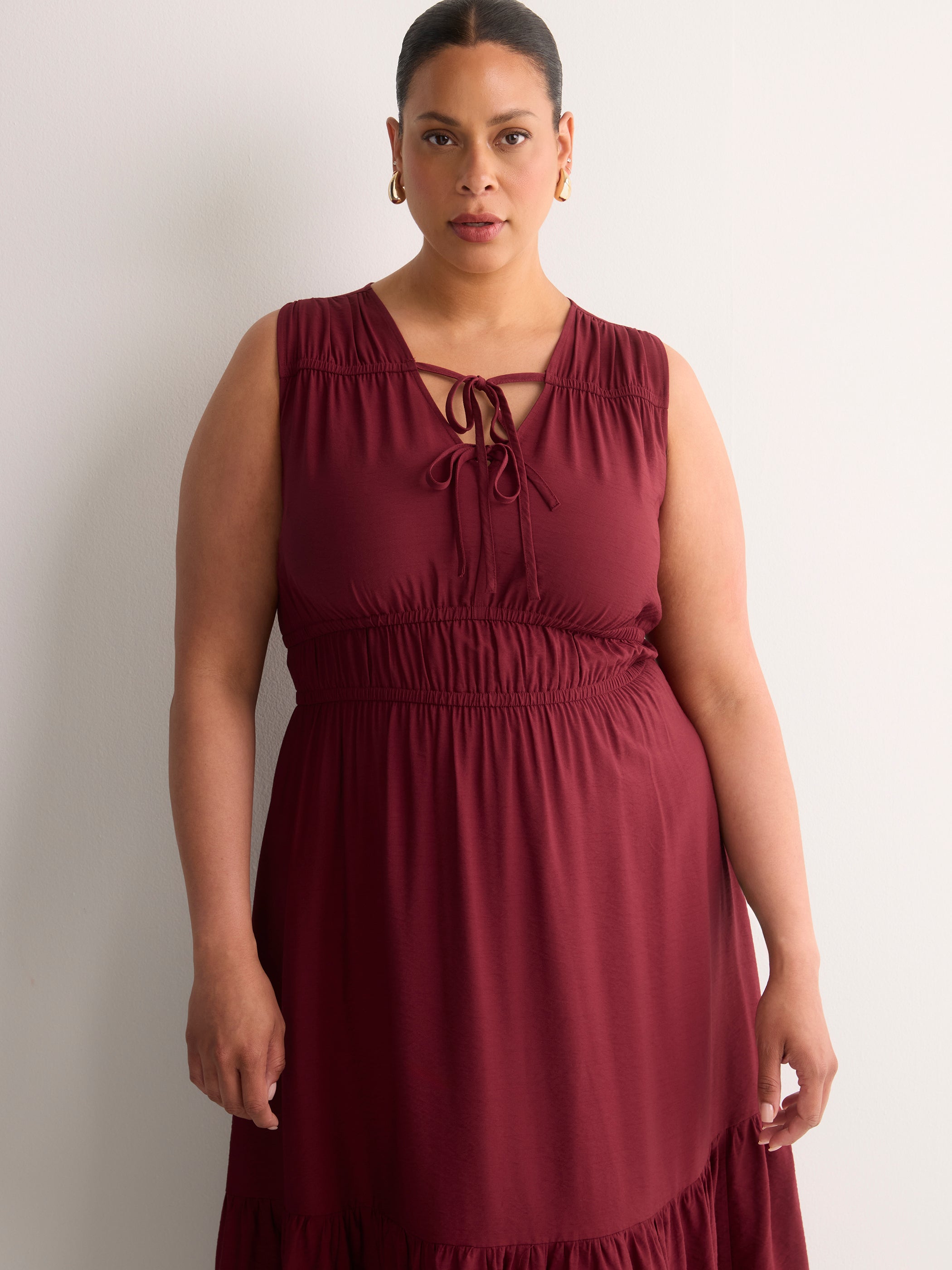 Robe longue rouge texturée sans manches à col en V et jupe à volant - Addition Elle