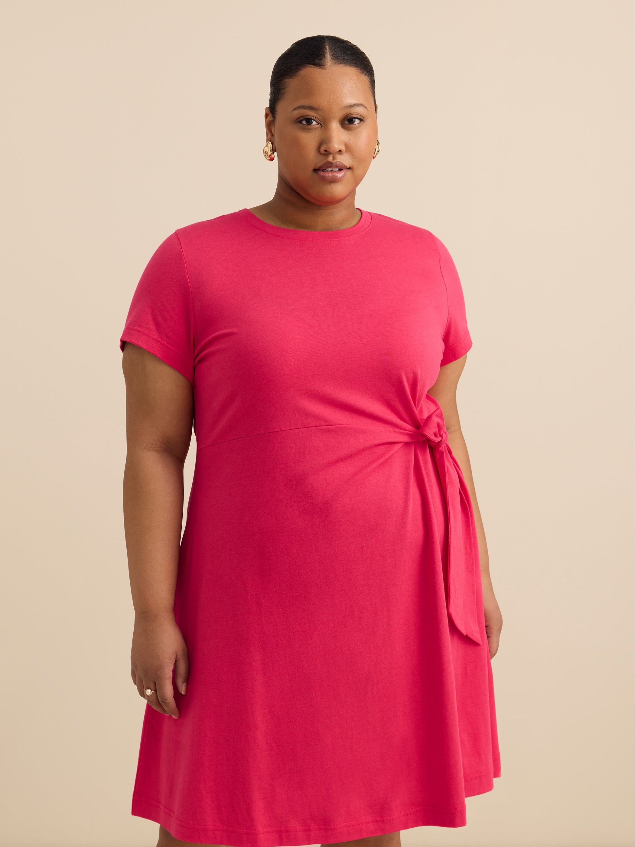 Robe à manches courtes à col dégagé avec noeud à la taille, tissu responsable