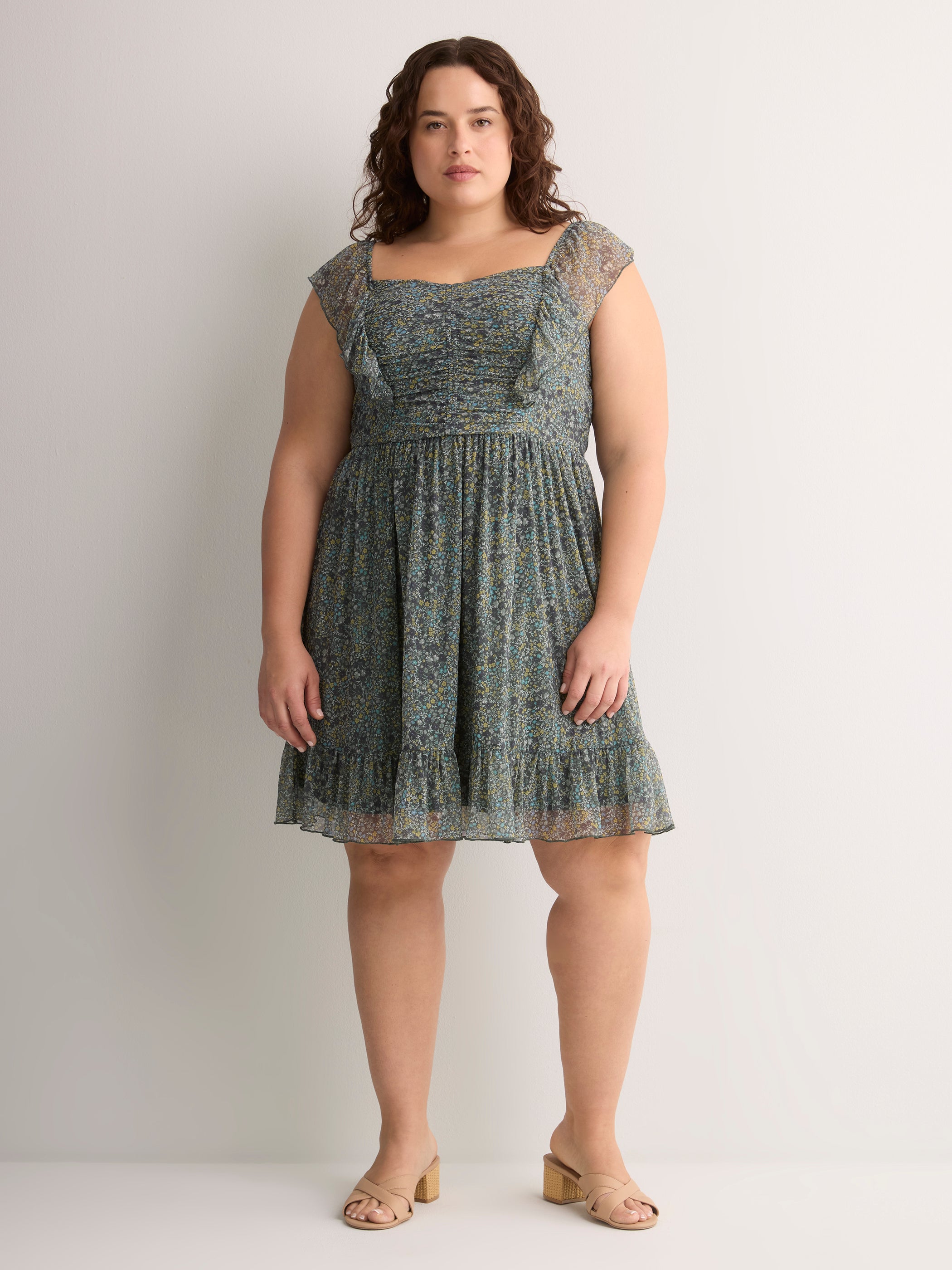 Robe cintrée et évasée à manches courtes à volants