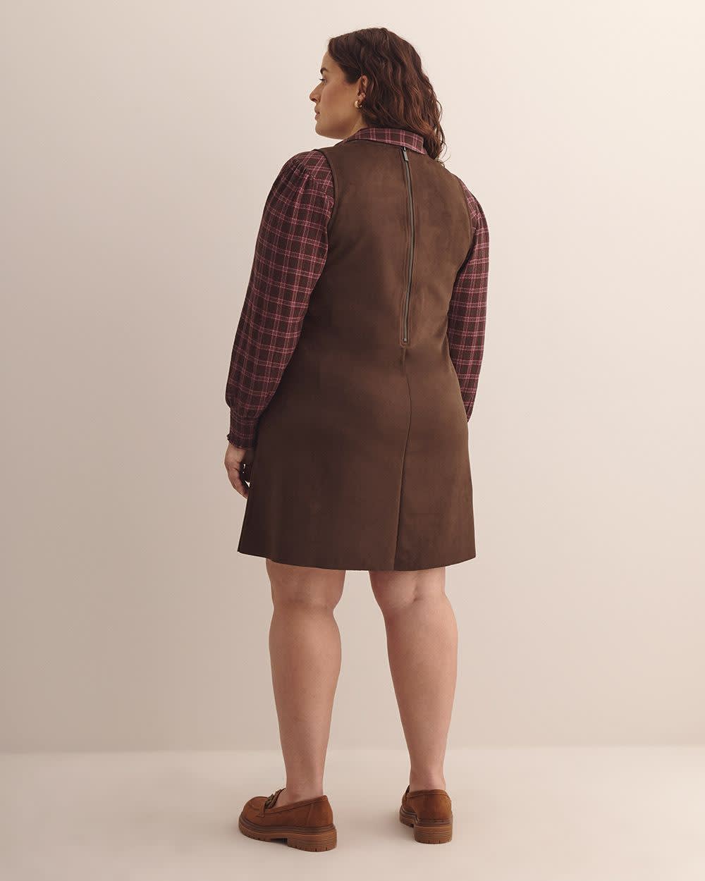 Robe marron sans manches en suède synthétique