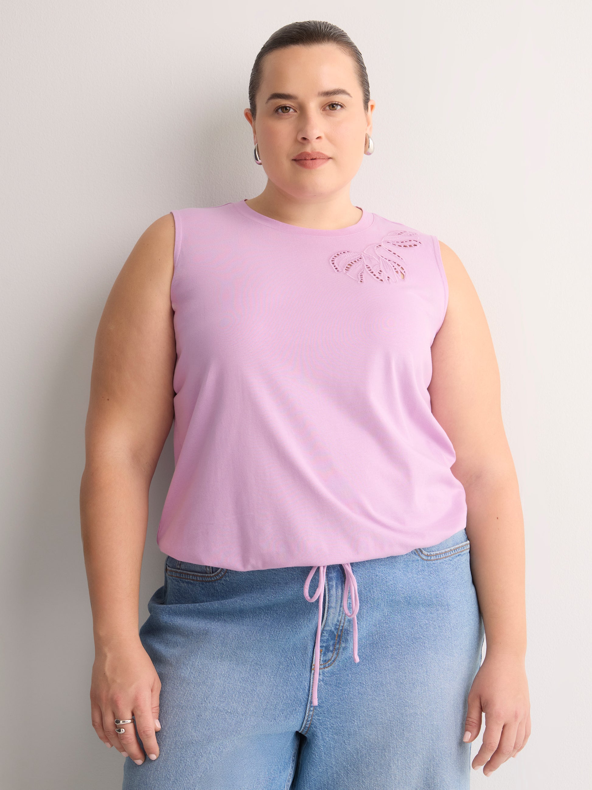 Straight-Fit Sleeveless Bubble Knit Top with Embroidery