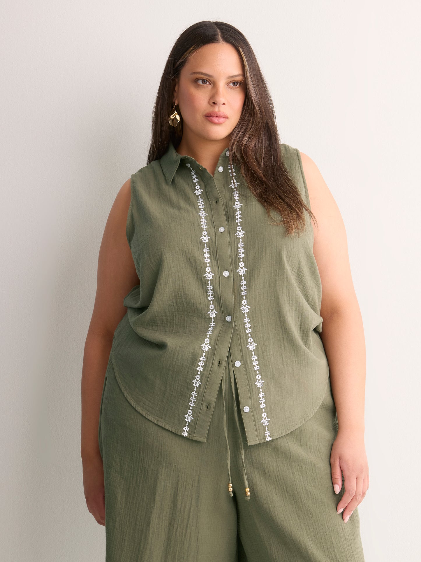 Sleeveless Buttoned-Down Shirt with Embroidery Placket
