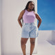 Short en denim à taille haute et pli, coupe galbée