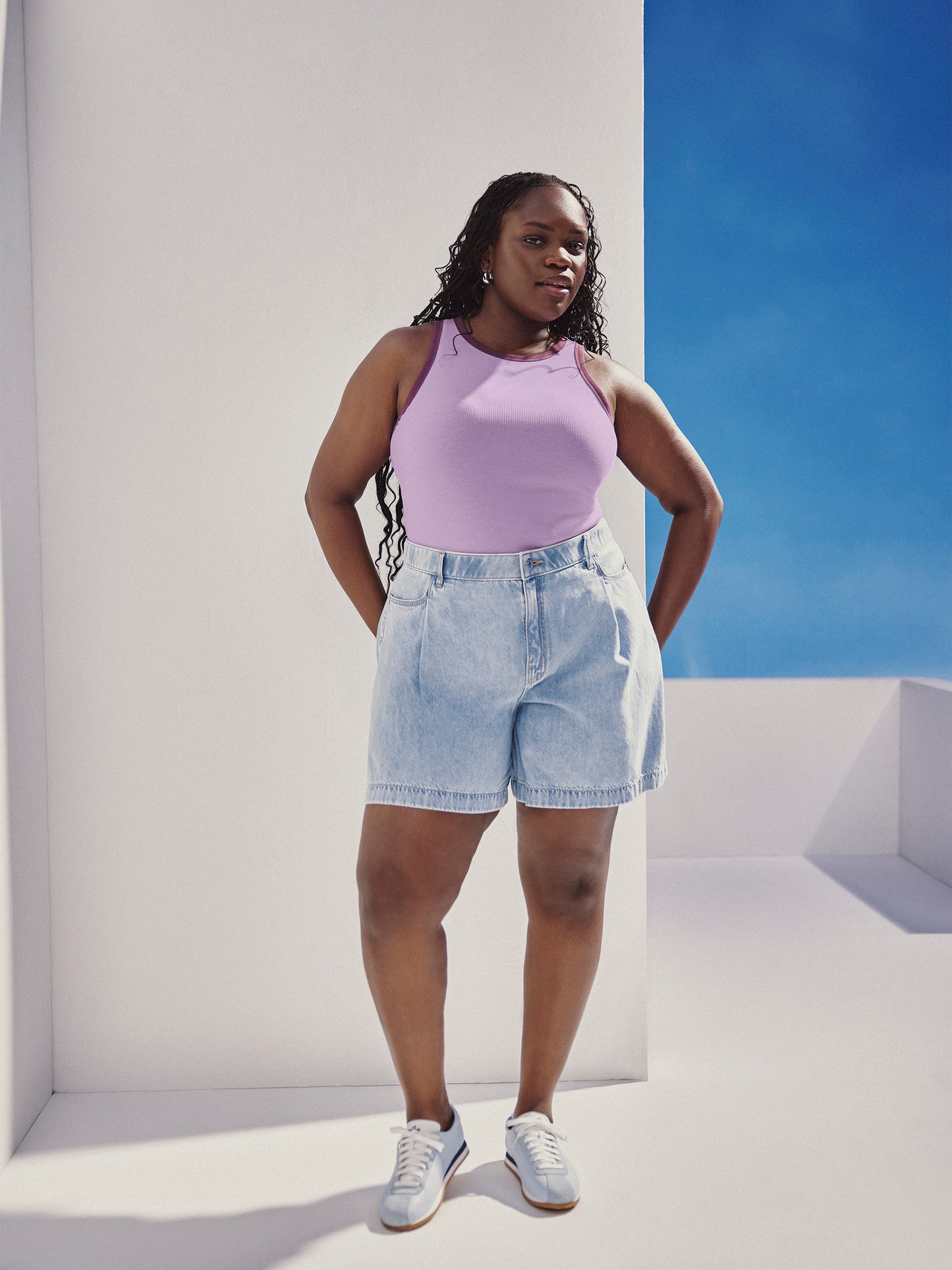 Short en denim à taille haute et pli, coupe galbée