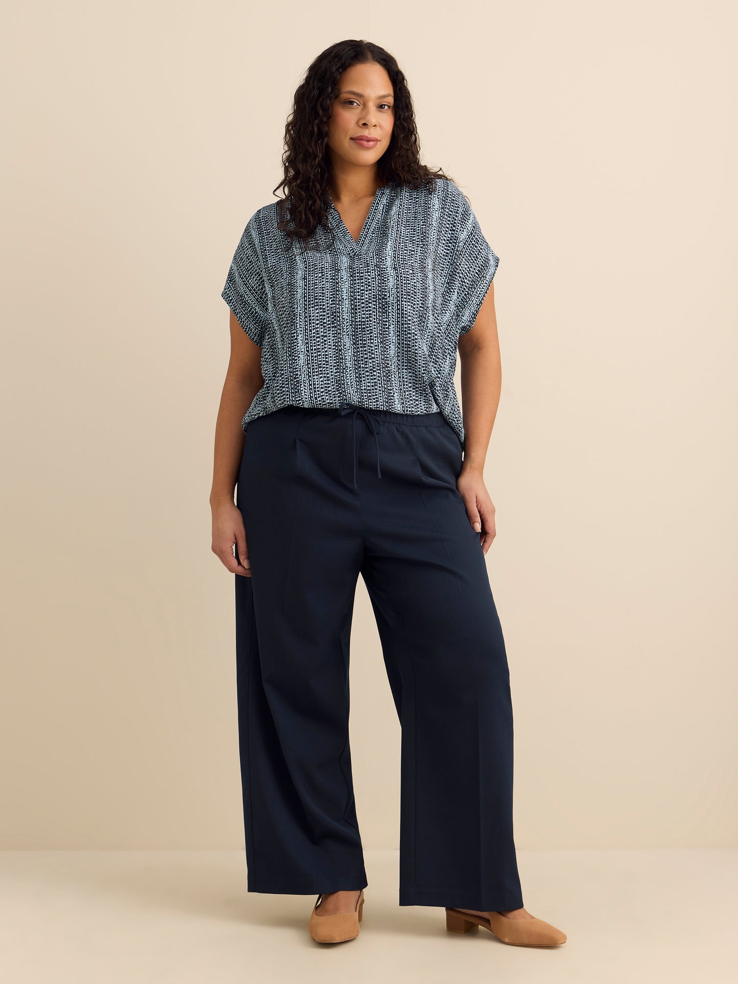 Pantalon à enfiler à jambe évasée, coupe petite