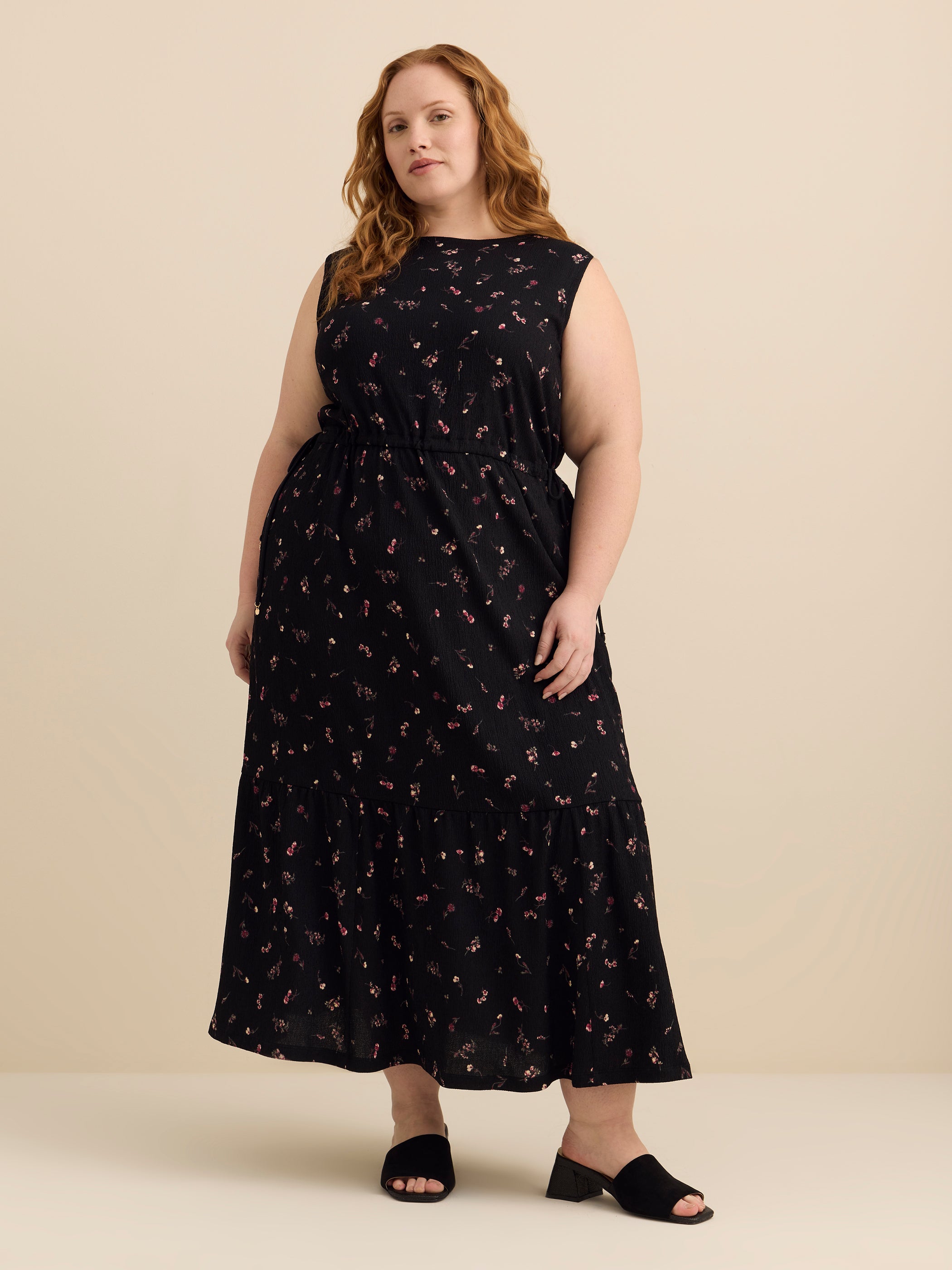 Robe imprimée sans manches à col rond avec jupe à volants