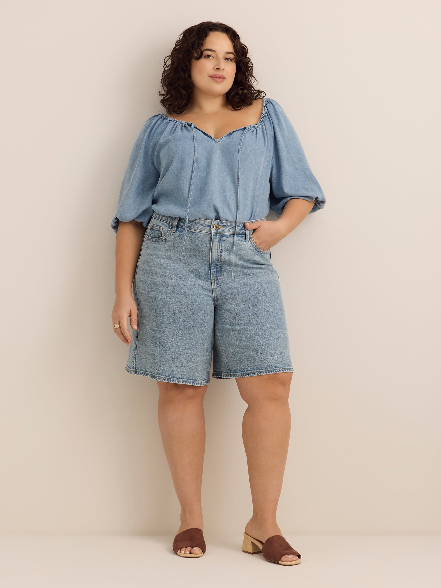 Blouse à encolure dégagée et légèrement évasée en Tencel avec fronces