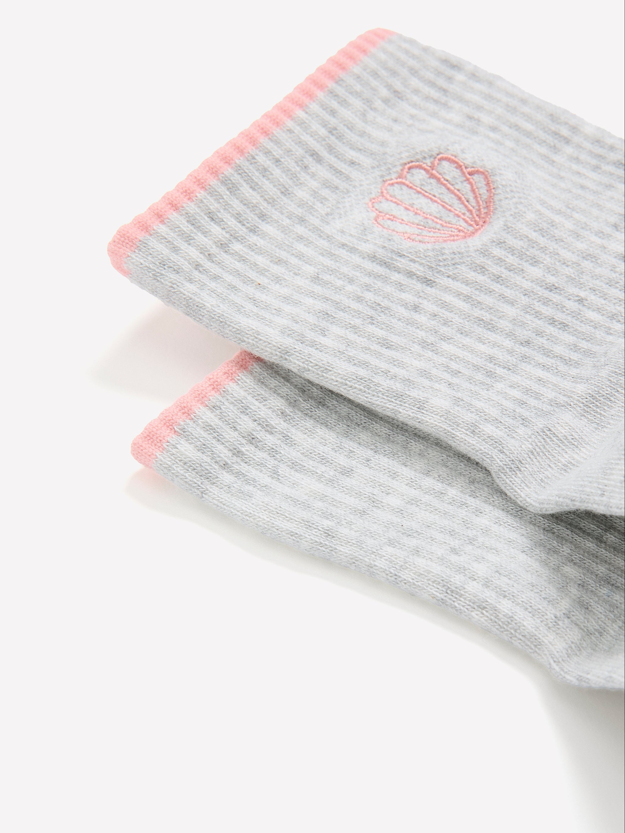 Gray Ankle Socks with Seashell Embroidery