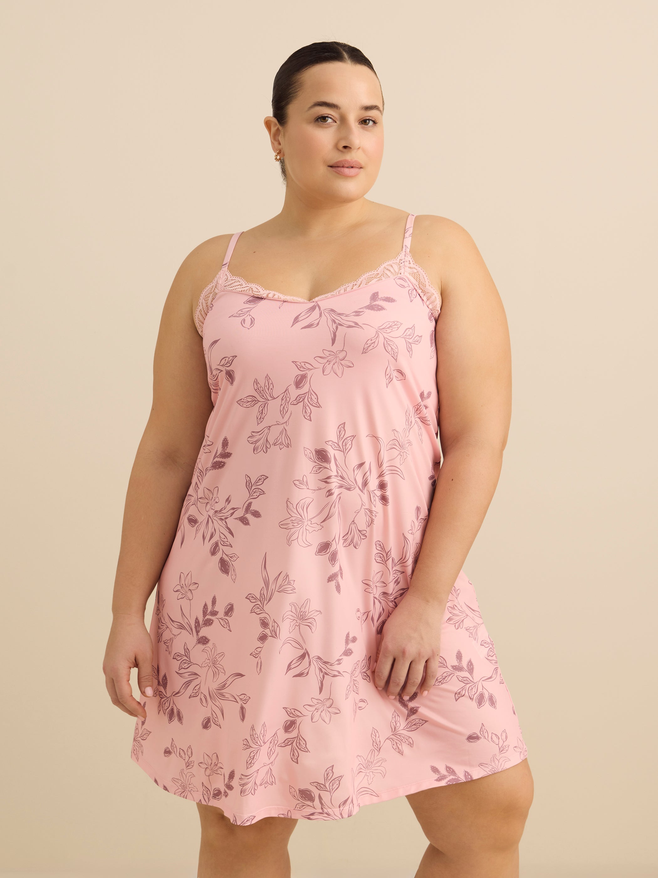 Nuisette sans manches en satin rose fleuri avec dentelle - Déesse Collection
