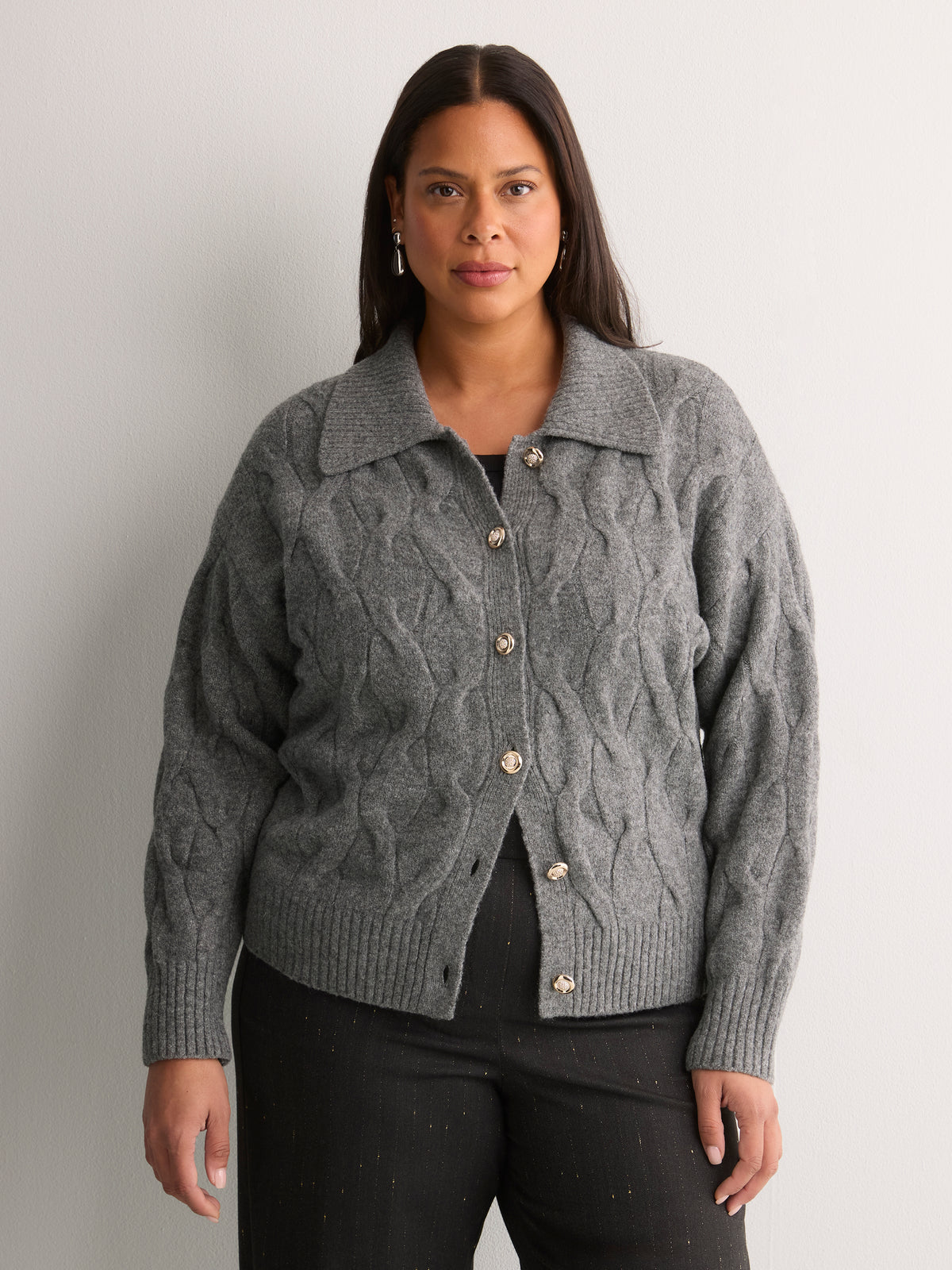 Cardigan court gris foncé à mailles torsadées et boutons-bijoux