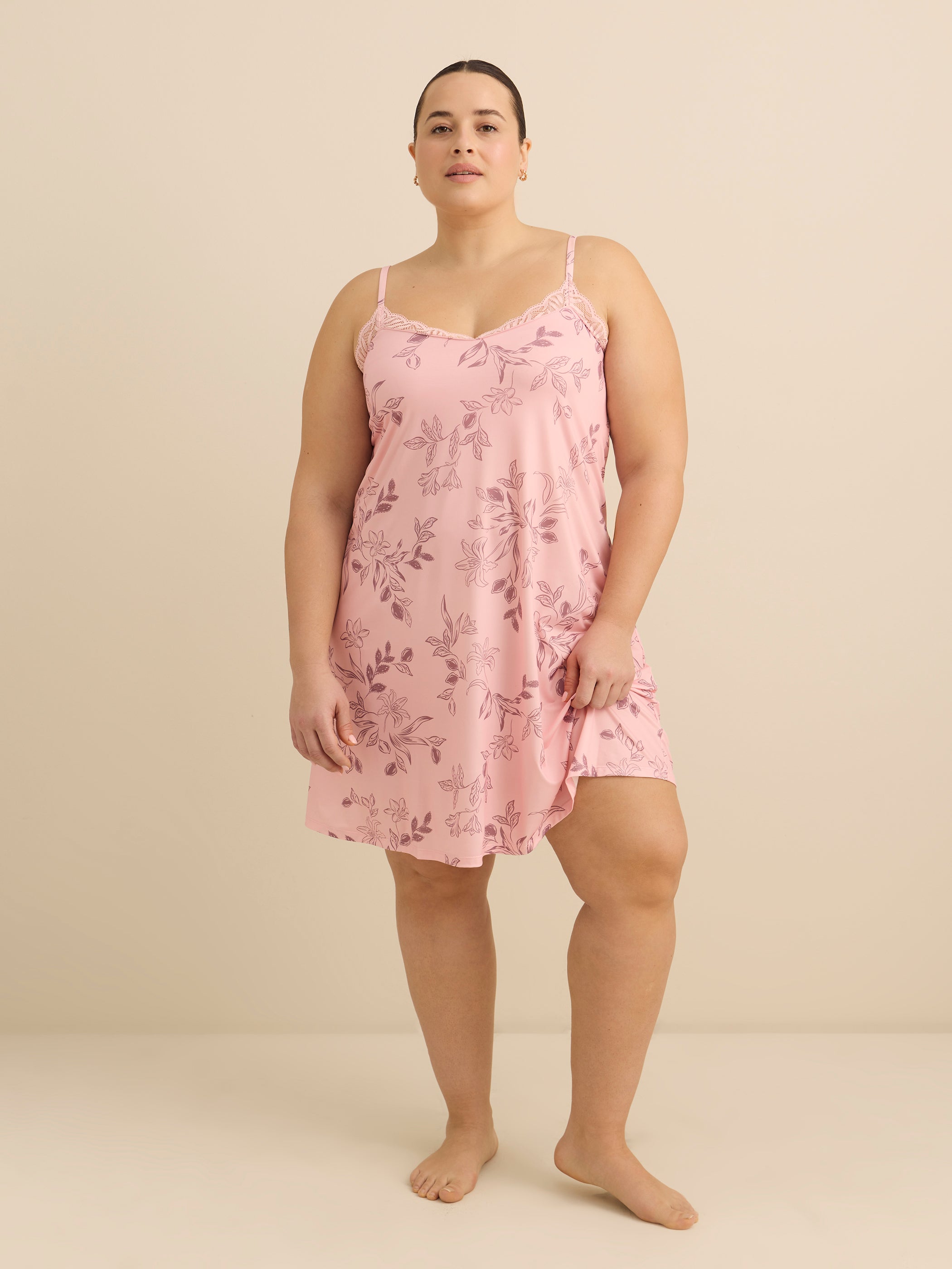 Nuisette sans manches en satin rose fleuri avec dentelle - Déesse Collection