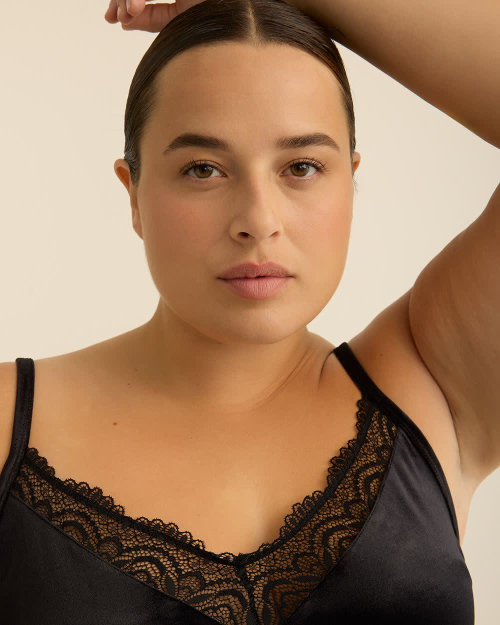 Haut de pyjama en velours tricoté Déesse – Col en V, détails en dentelle, bretelles ajustables