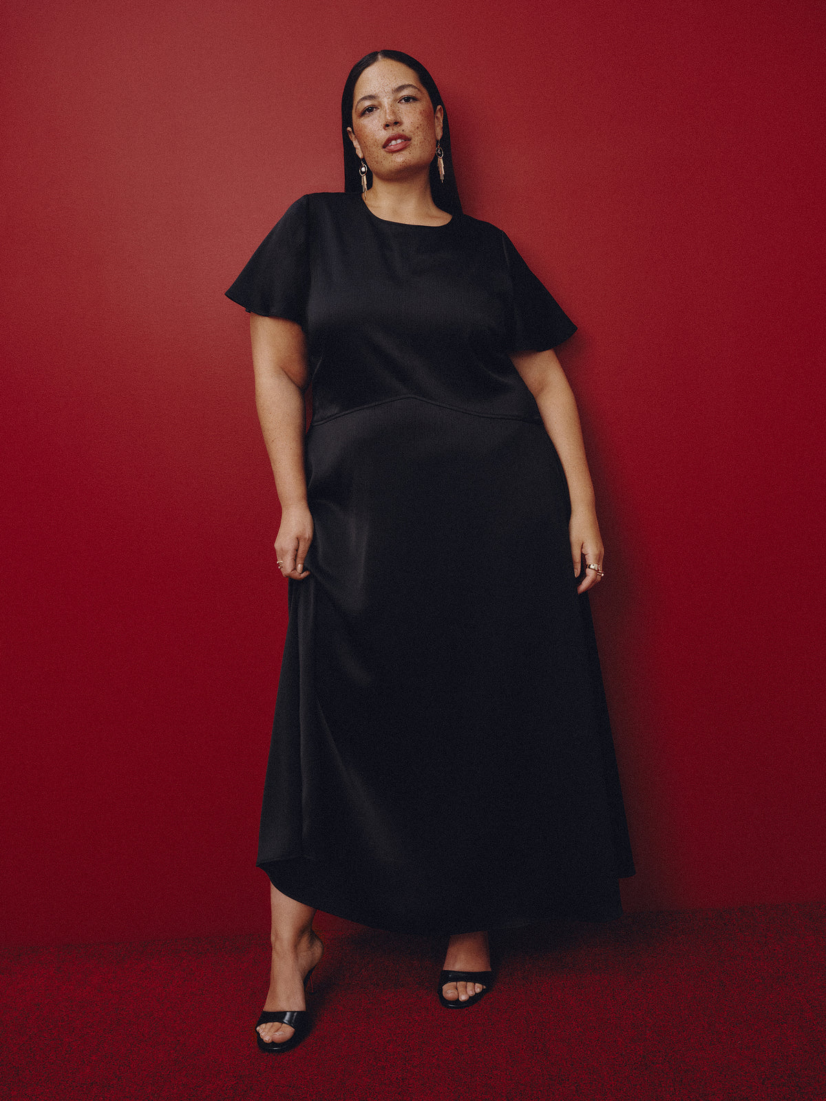 Robe longue cintrée et évasée en satin noir - Addition Elle