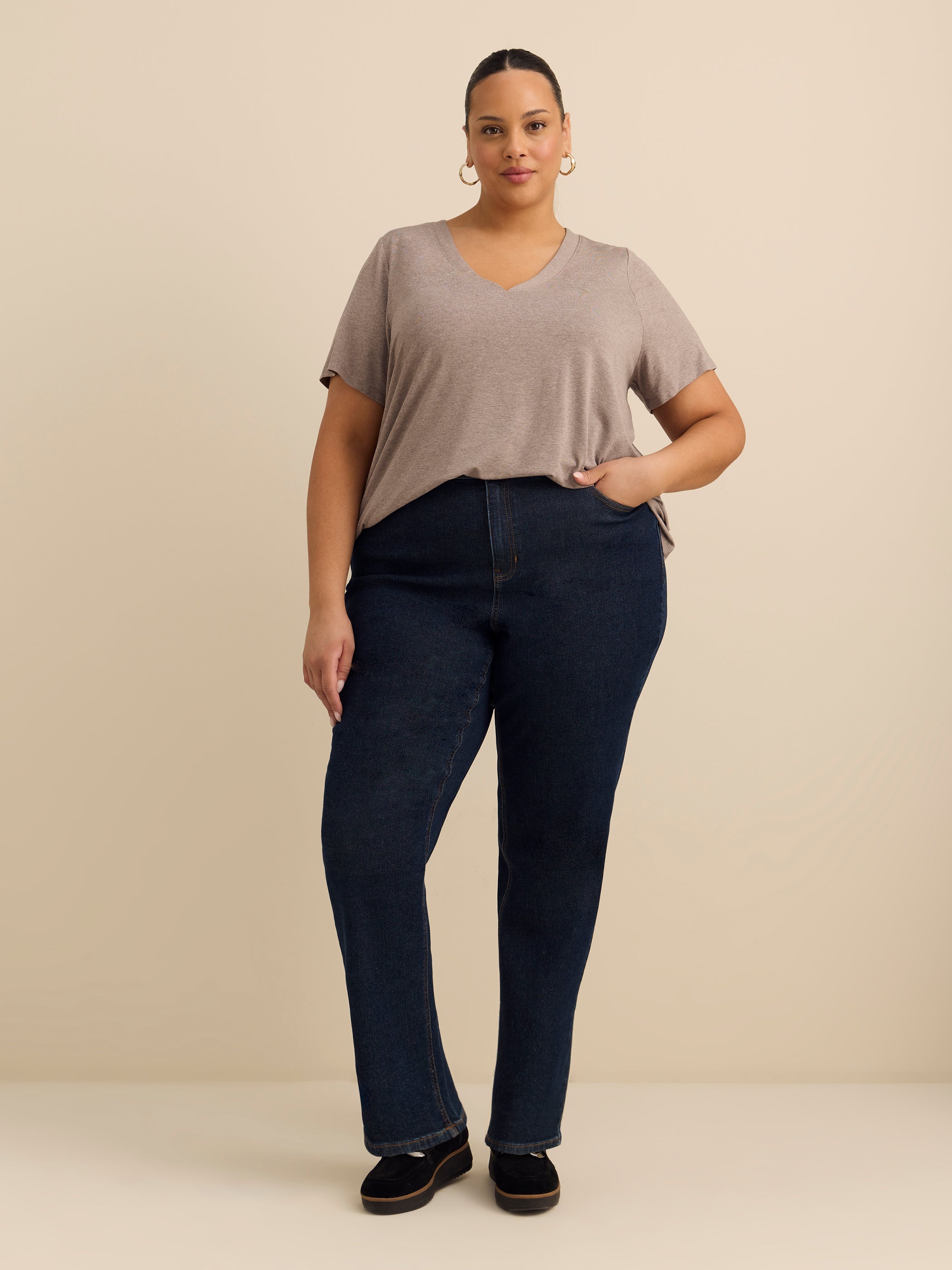 Haut évasé à manches courtes et encolure en V