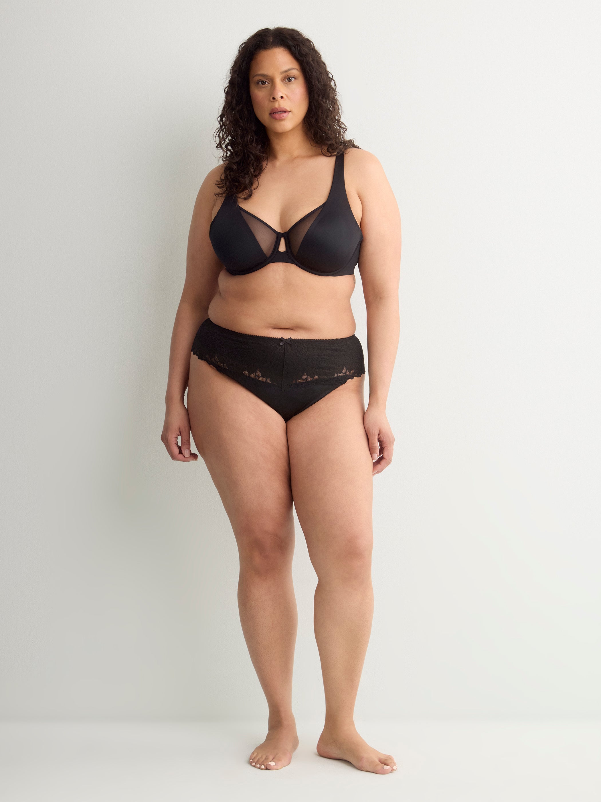 Essential Lace Thong - Déesse Collection