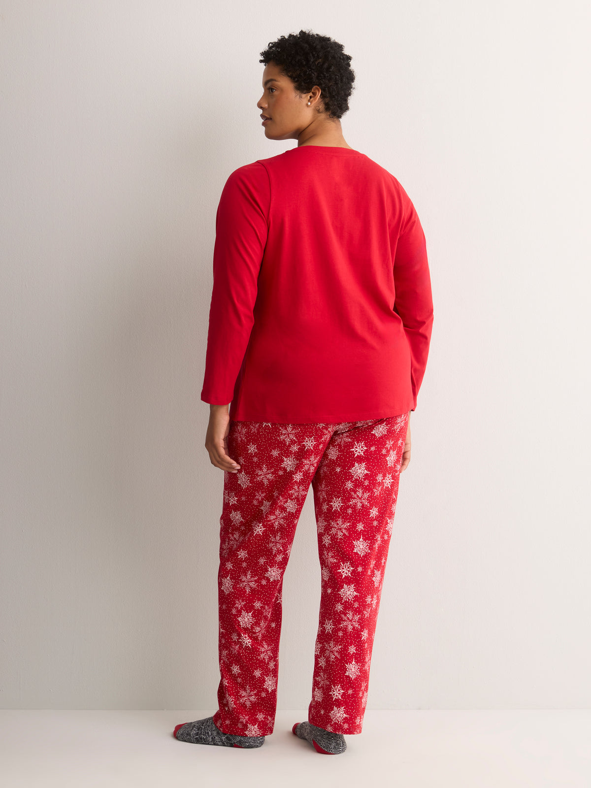 Red Snowflake Henley Tee and Straight Pant Pyjama Set - tiVOGLIO
