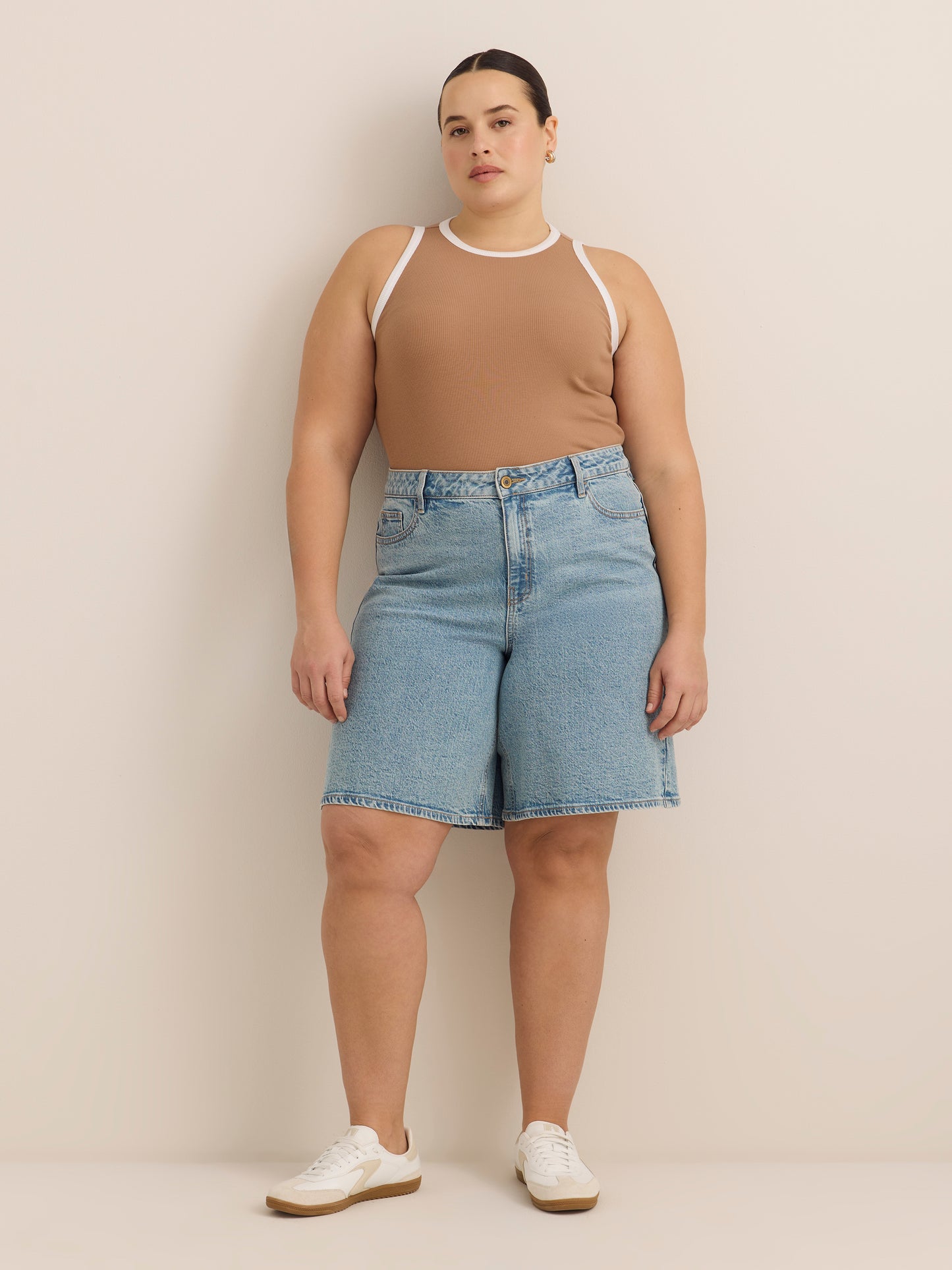 Fitted Halter-Neck Rib Knit Tank Top with Contrast Binding