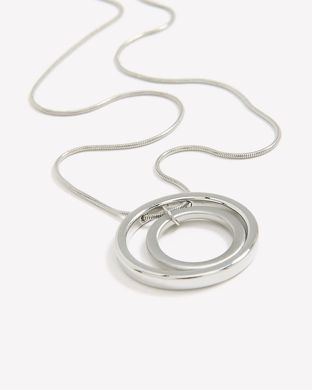 Collier long avec pendentif en forme de cercle