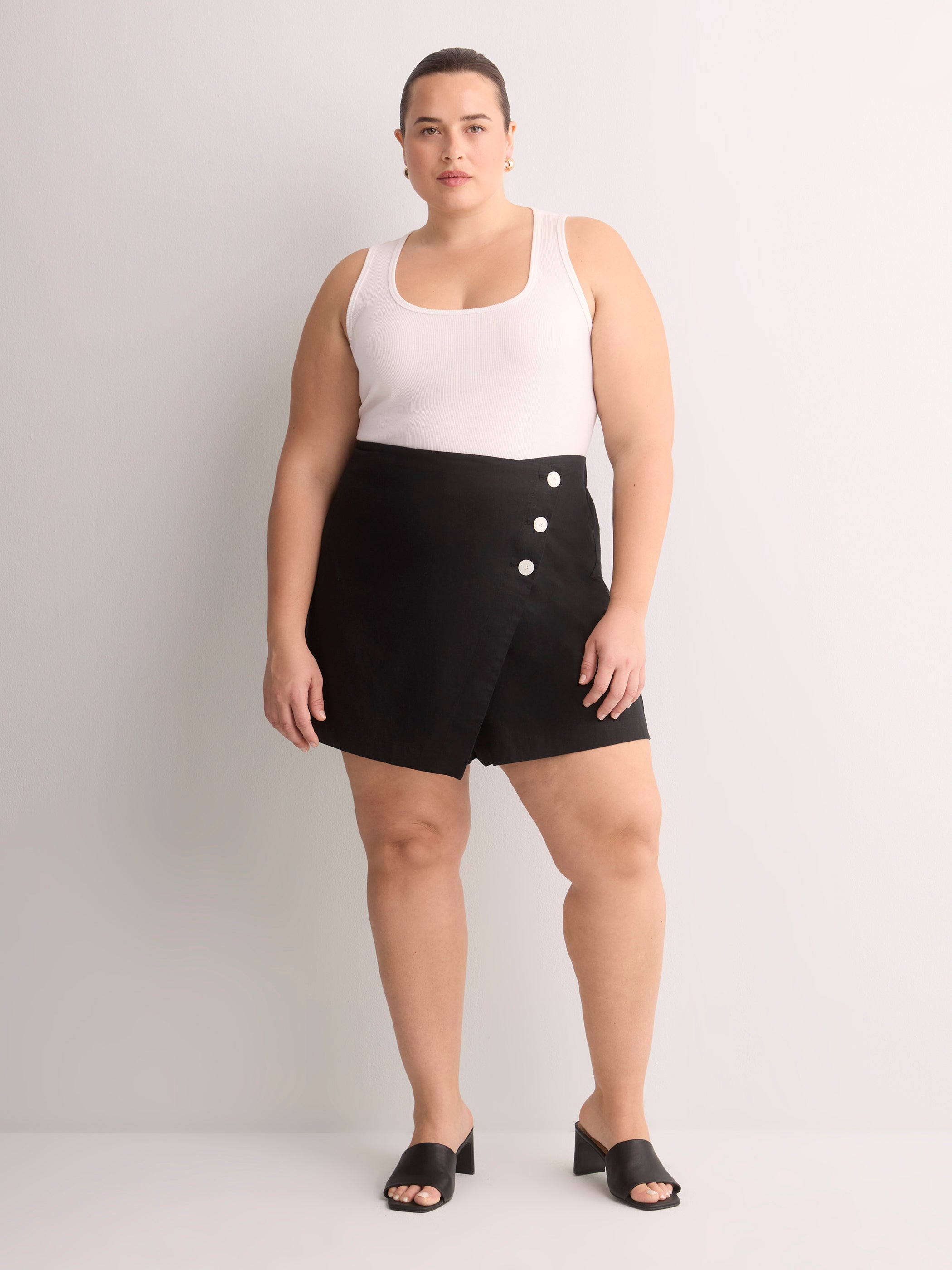 Jupe-short en mélange de lin avec boutons
