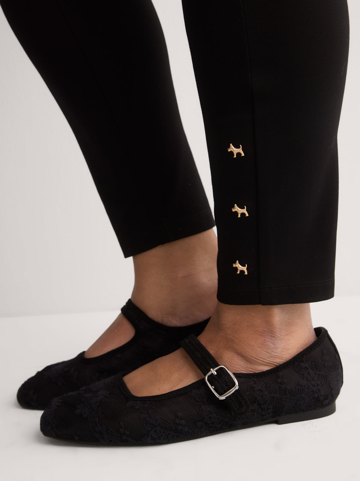 Legging tendance noir avec rivets dorés en forme de chien, tissu responsable