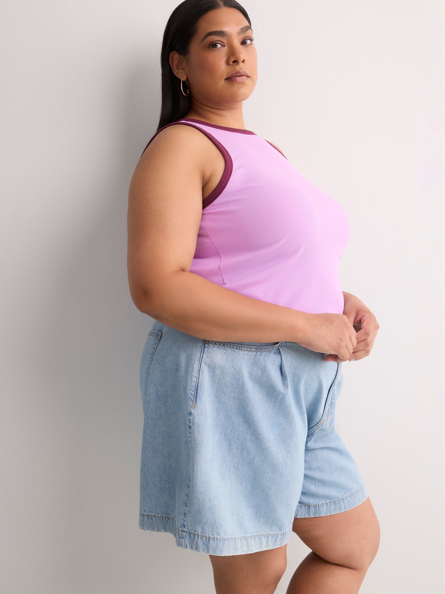 Short en denim à taille haute et pli, coupe galbée