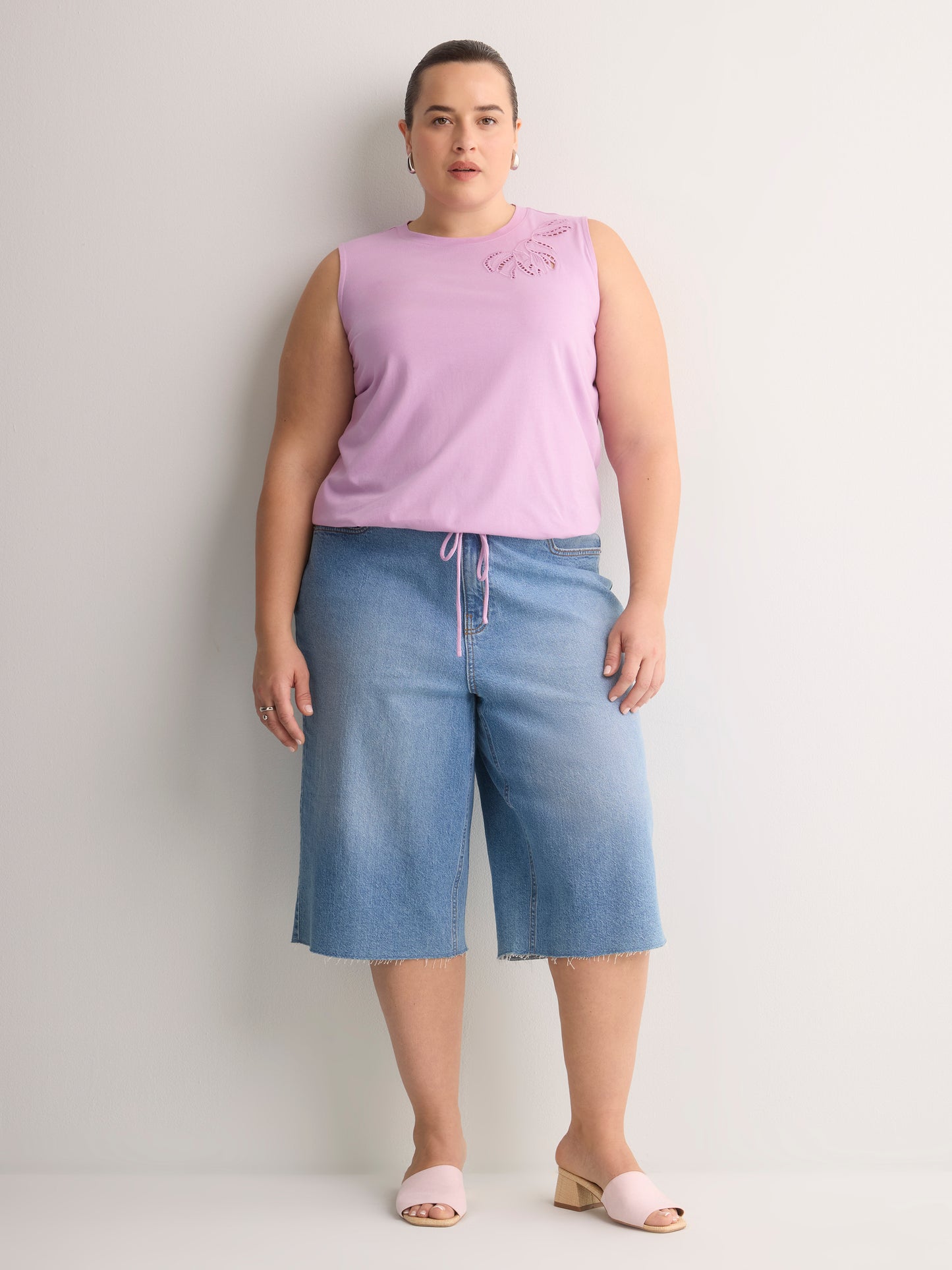 Straight-Fit Sleeveless Bubble Knit Top with Embroidery
