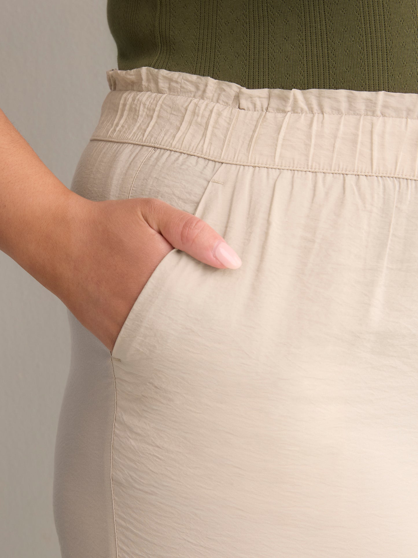 Woven Wide-Leg Slip-On Cropped Pant
