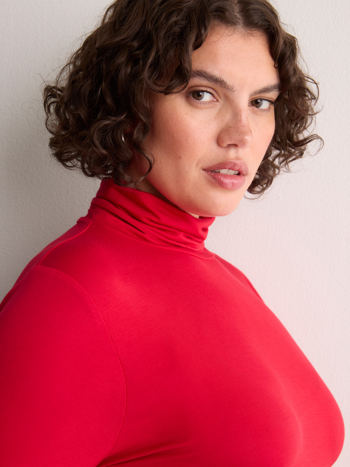 Haut moderne rouge à col roulé et manches longues, tissu responsable