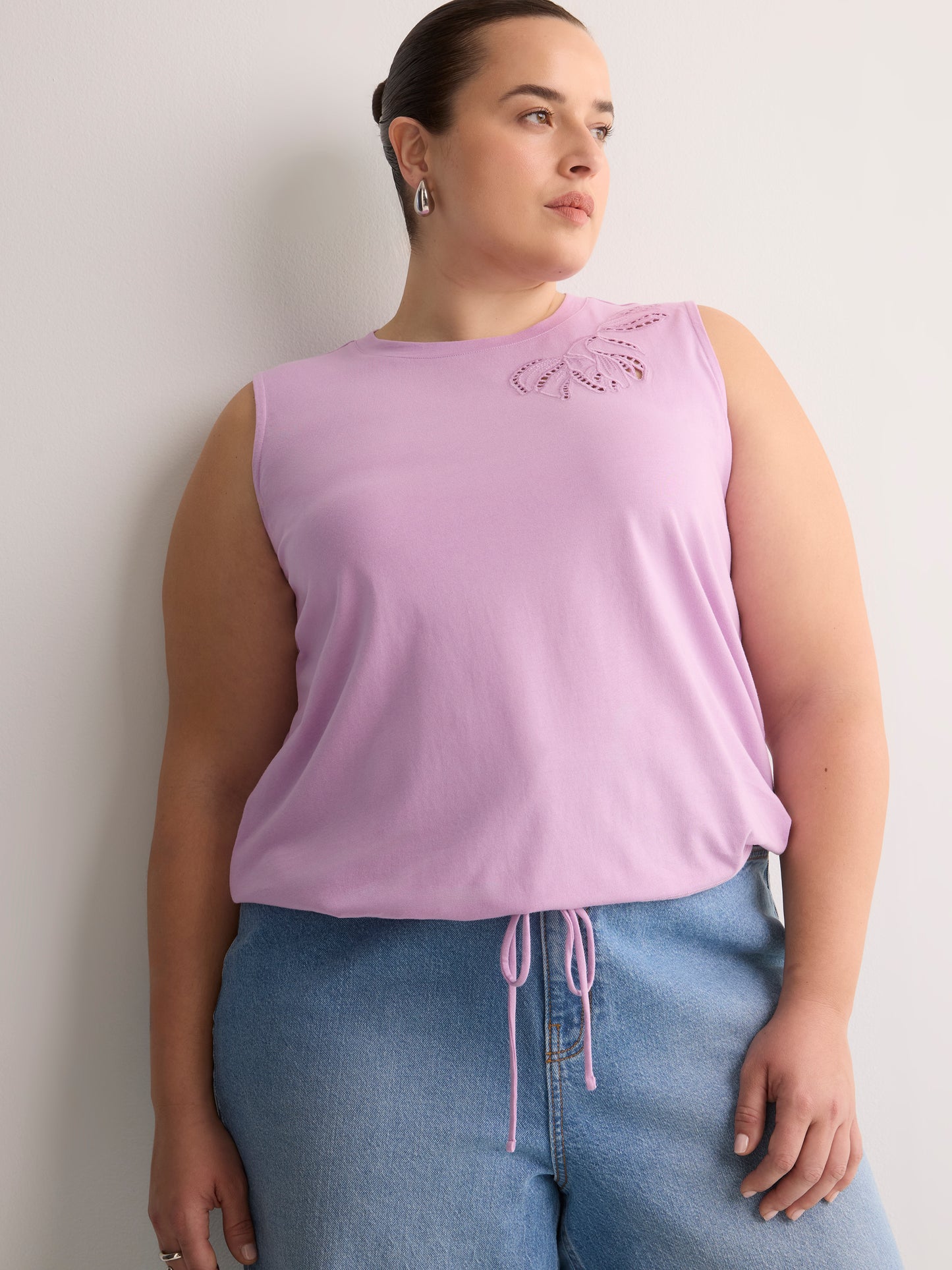 Straight-Fit Sleeveless Bubble Knit Top with Embroidery