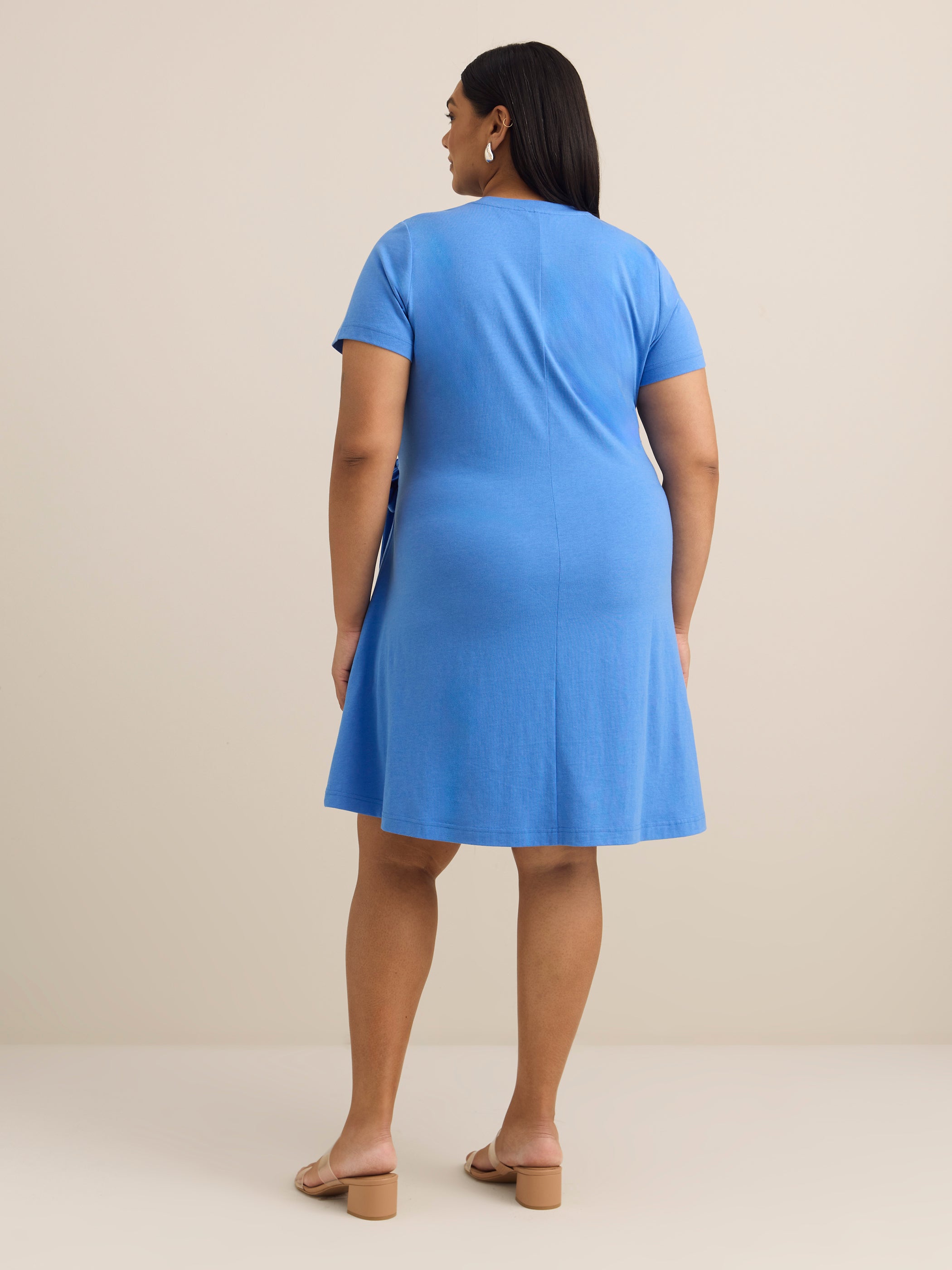 Robe à manches courtes à col dégagé avec noeud à la taille, tissu responsable