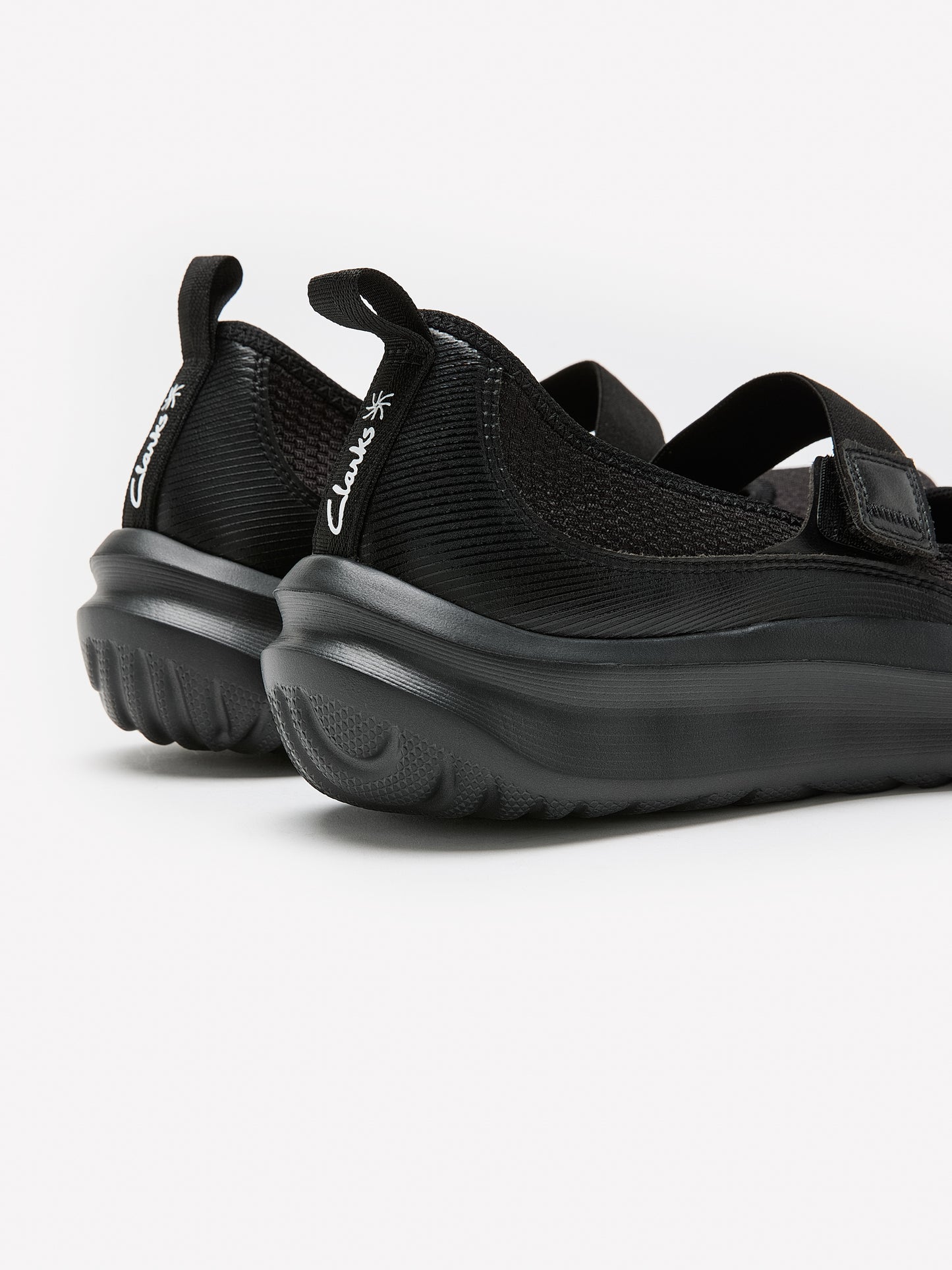 Chaussure noire Solevana Jane avec bride ajustable, pied large - Clarks