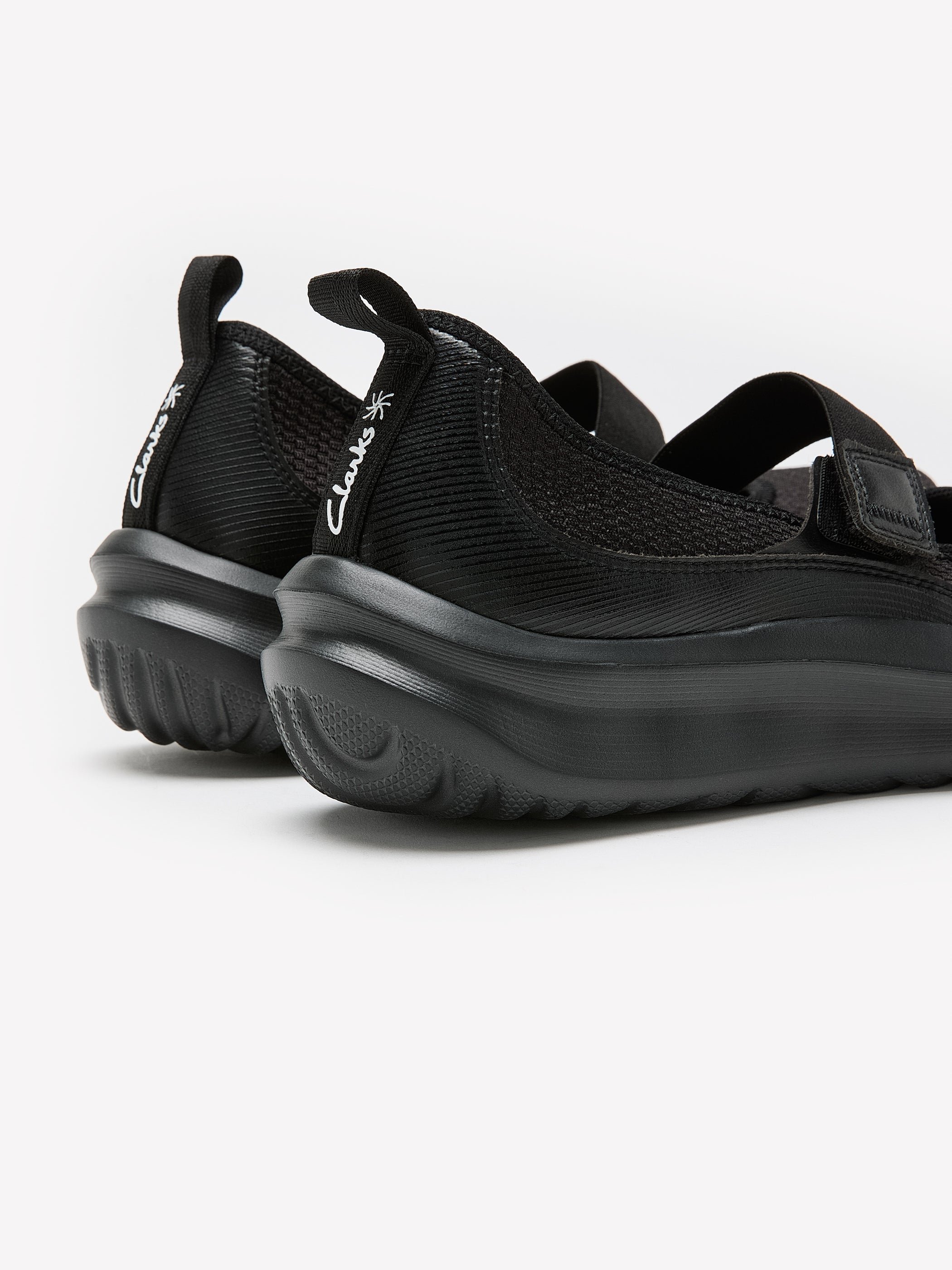 Chaussure noire Solevana Jane avec bride ajustable, pied large - Clarks