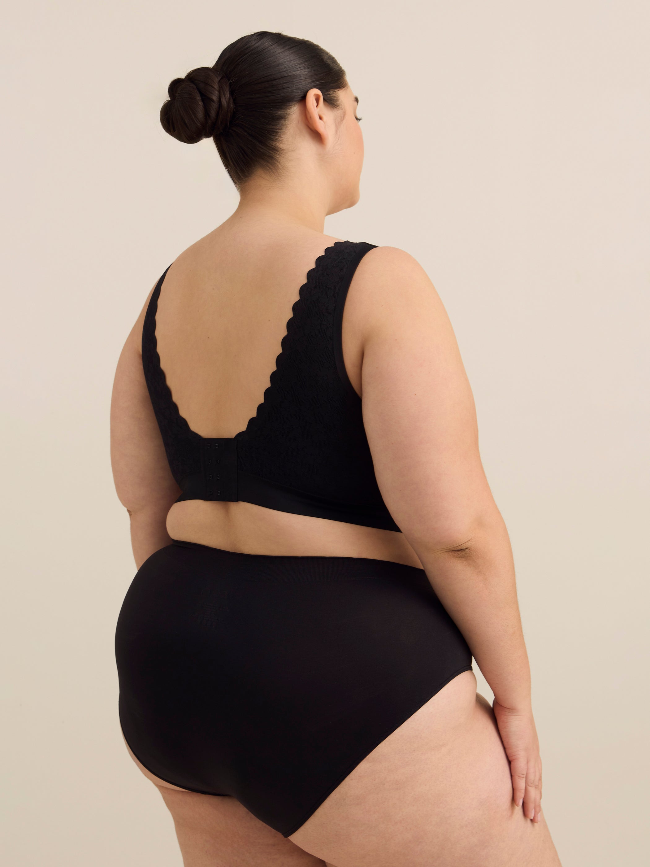 Wireless Lace Padded Bra with Scalloped Neckline - ti Voglio