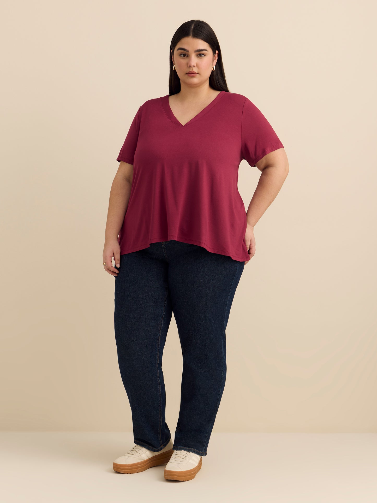 Haut évasé à manches courtes et encolure en V